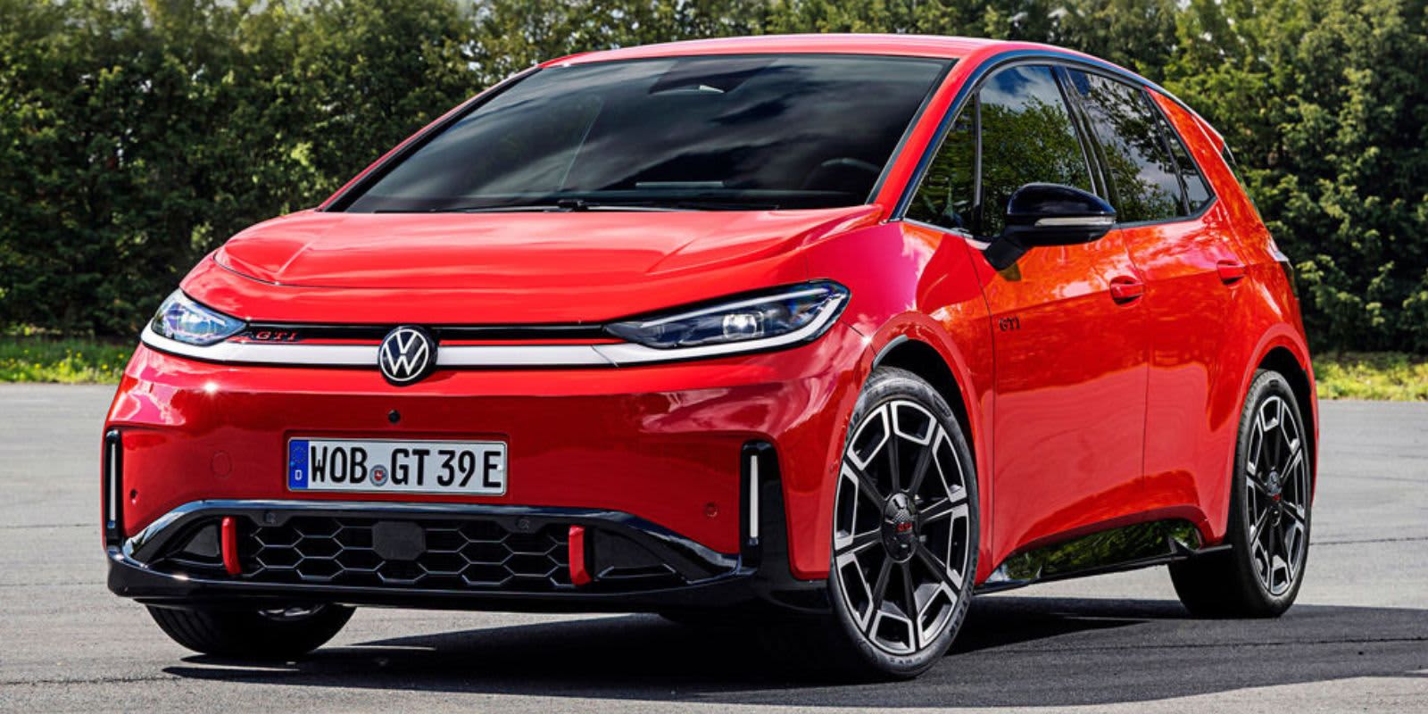 Ein roter VW ID.3 GTX steht im Freien. Prägend sind die sportliche Frontschürze mit Wabenstruktur und markante Leichtmetallfelgen.