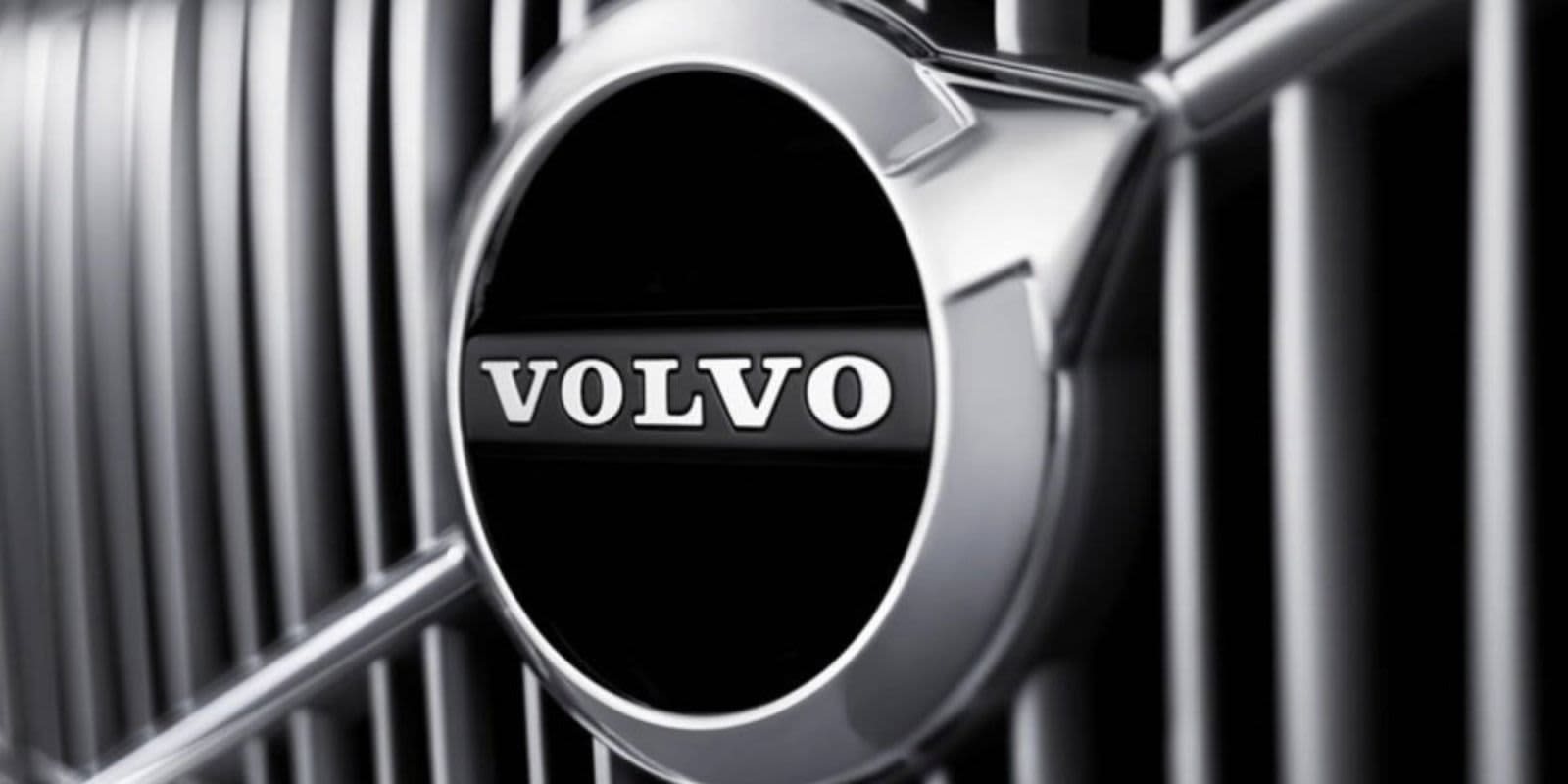Volvo Logo auf Kühlergrill in Nahaufnahme