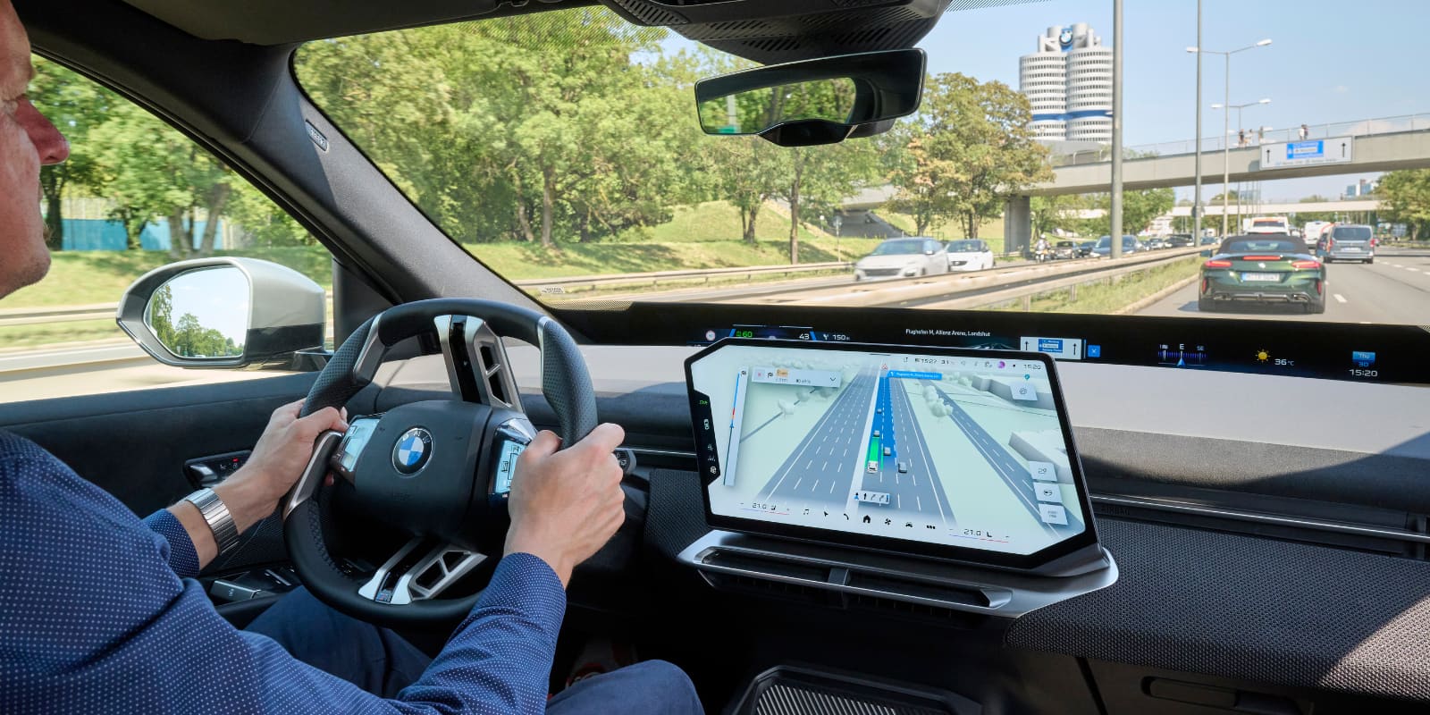 BMW Cockpit mit Display auf dem ein Navigationssystem läuft.