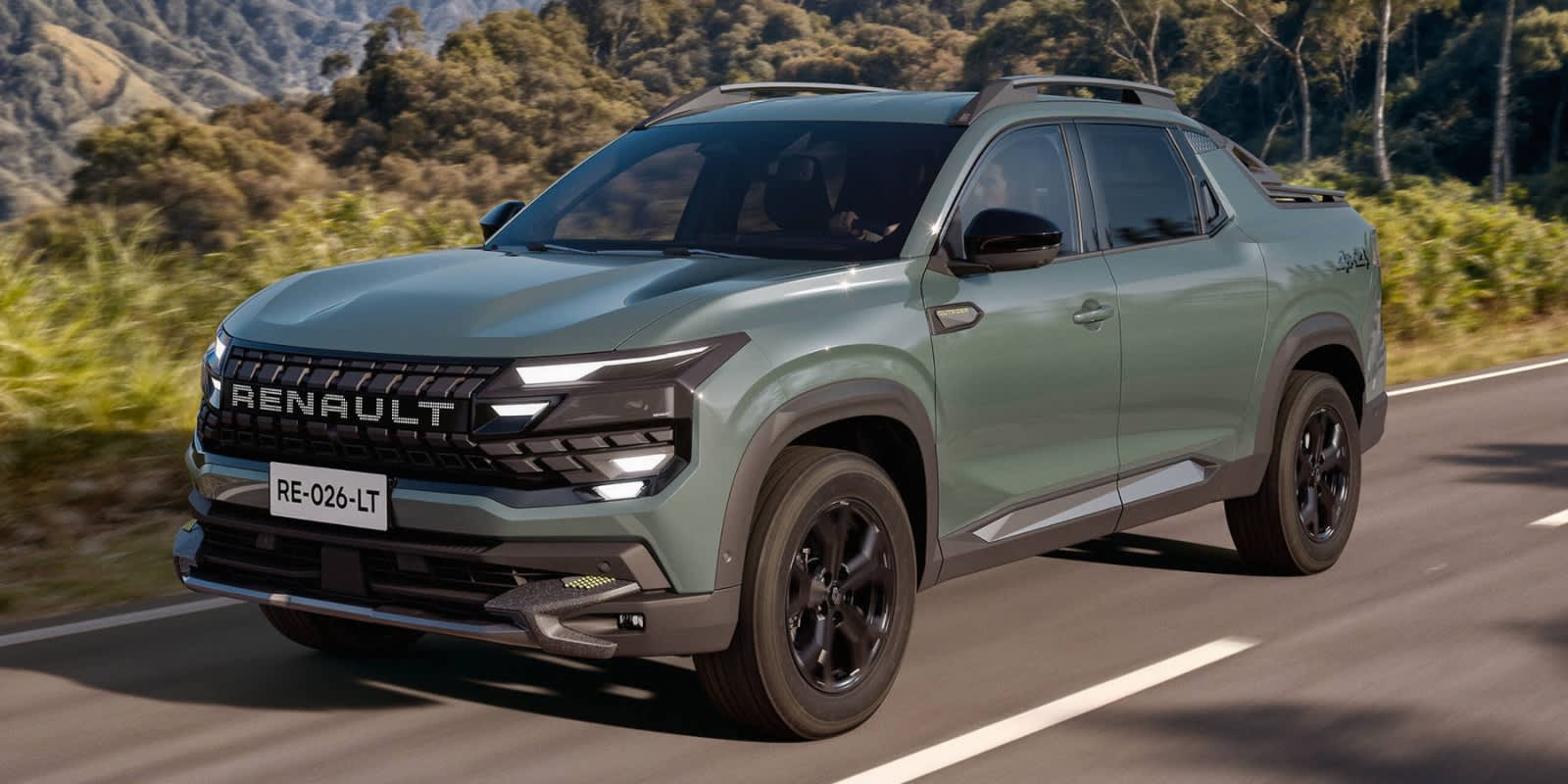 Ein olivgrüner Renault Niagara Pick-up fährt auf einer Bergstraße. Prägend sind der beleuchtete Schriftzug und die Offroad-Optik.