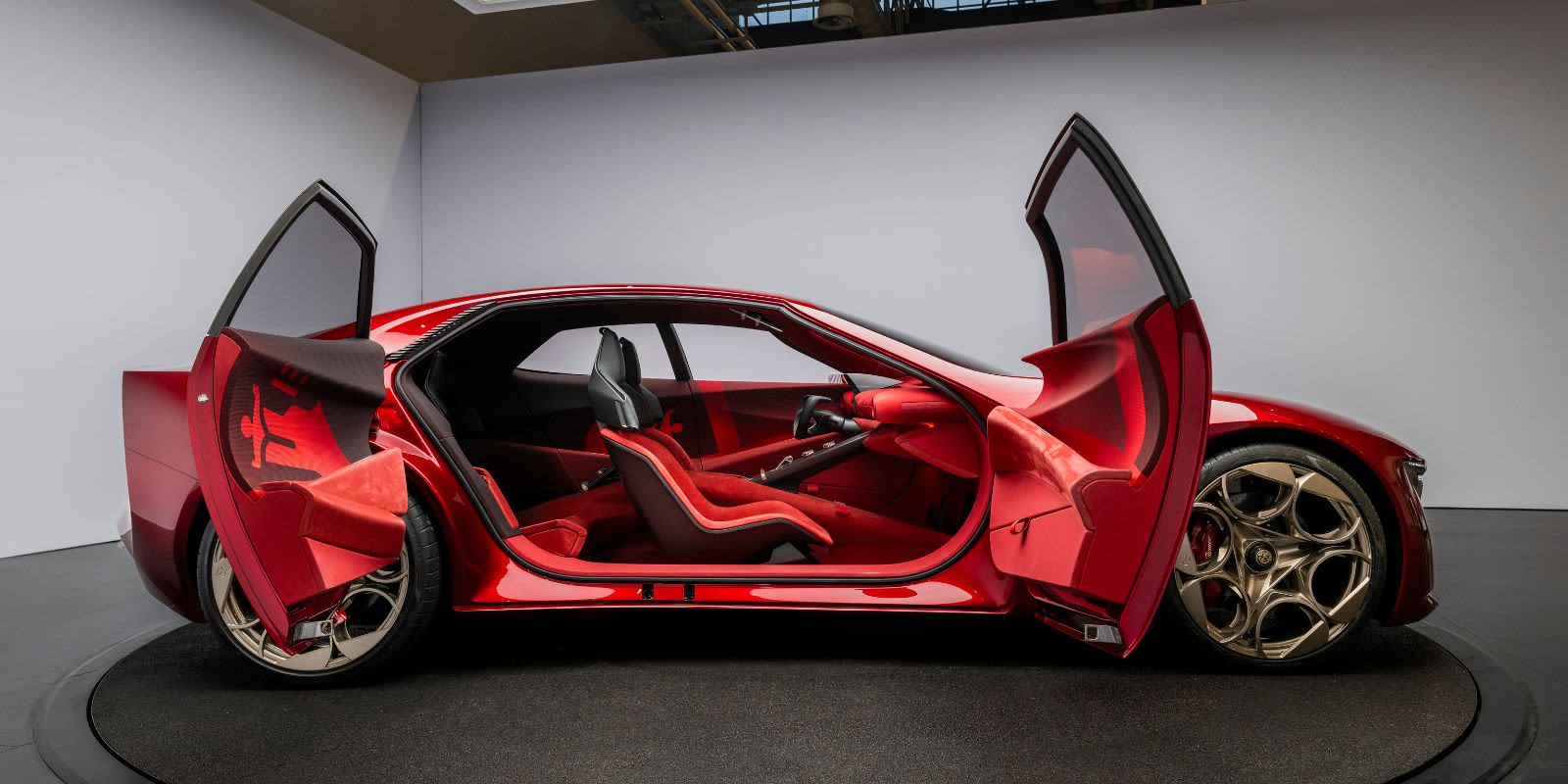 Roter Alfa Romeo mit offene Türen.