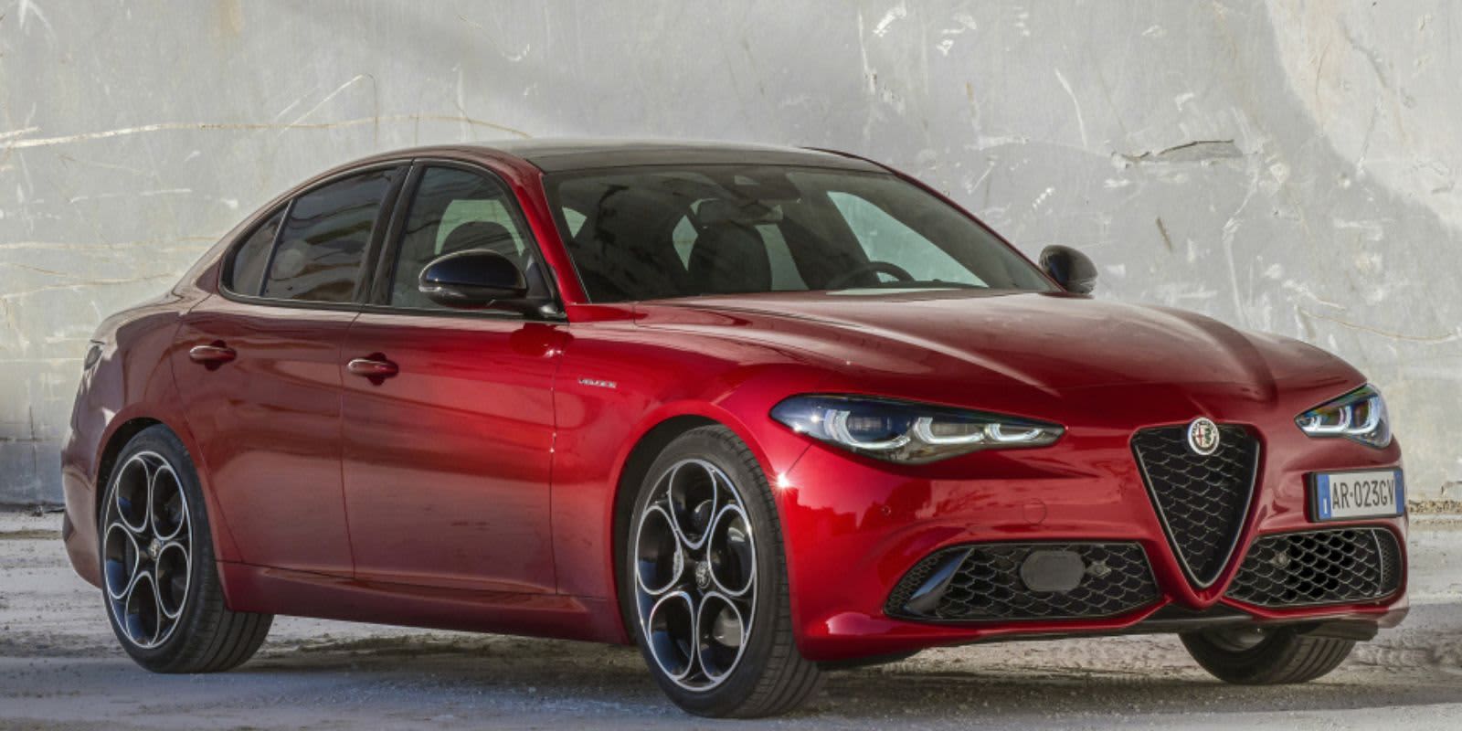 Roter Alfa Romeo Giulia frontal.