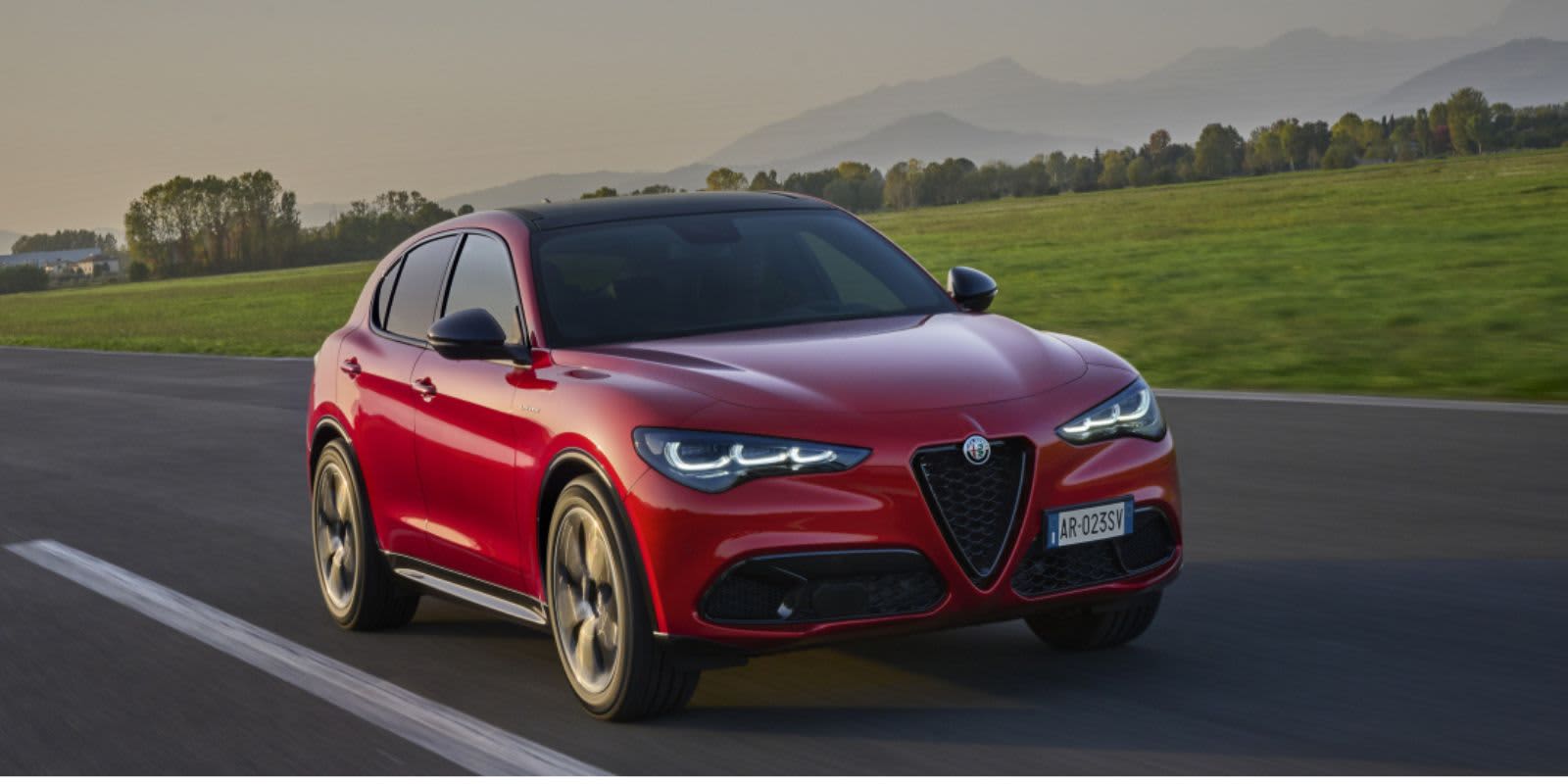 Roter Alfa Romeo Stelvio frontal und fahrend.