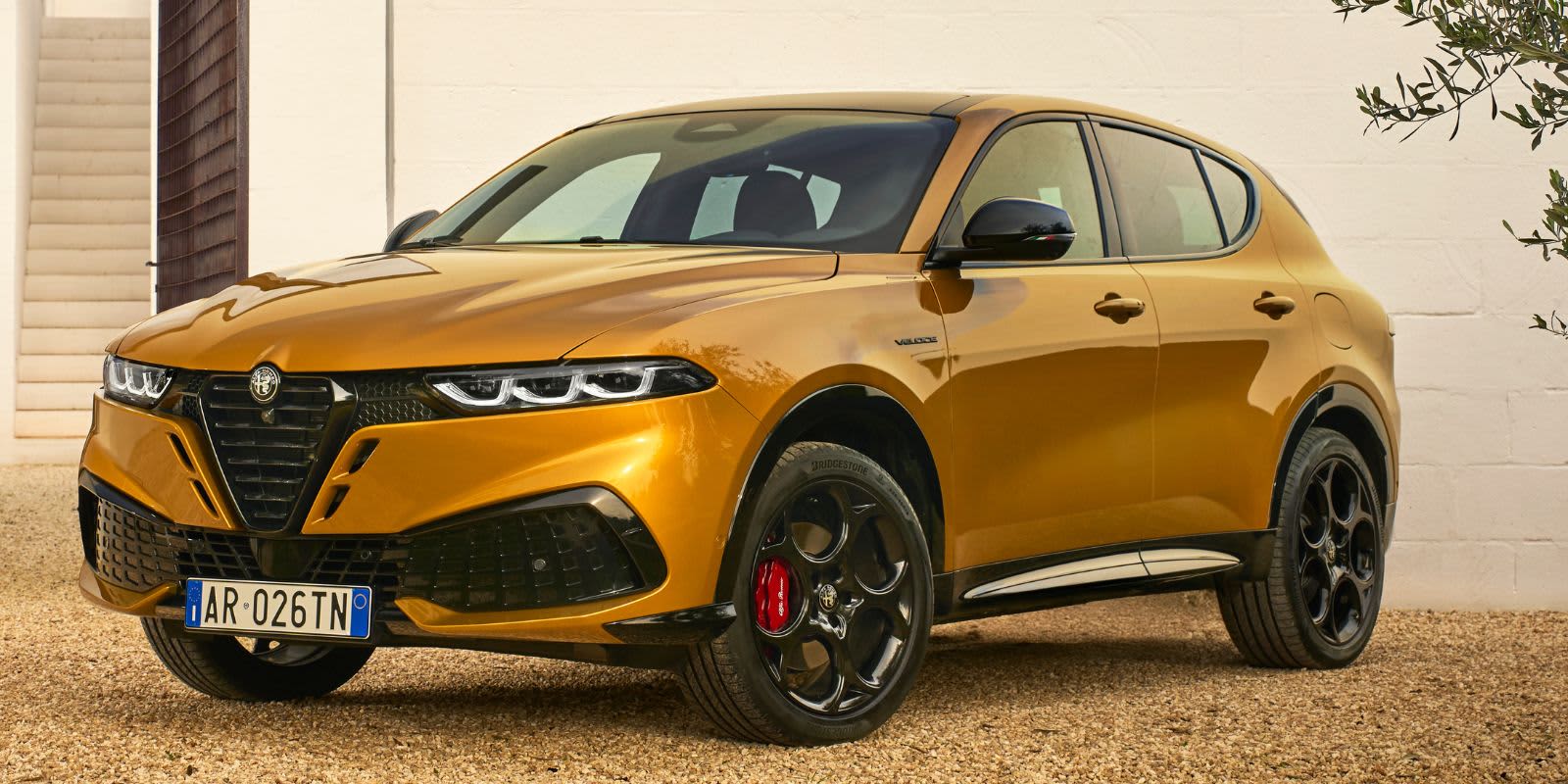 Ein gelber Alfa Romeo Tonale in der Frontansicht.