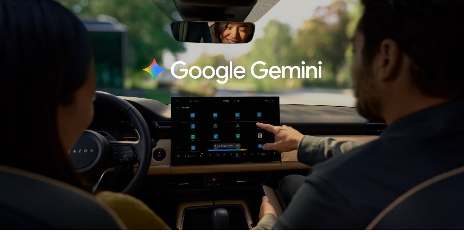 Mazda Innenraum mit Google Gemini auf dem Bildschirm.