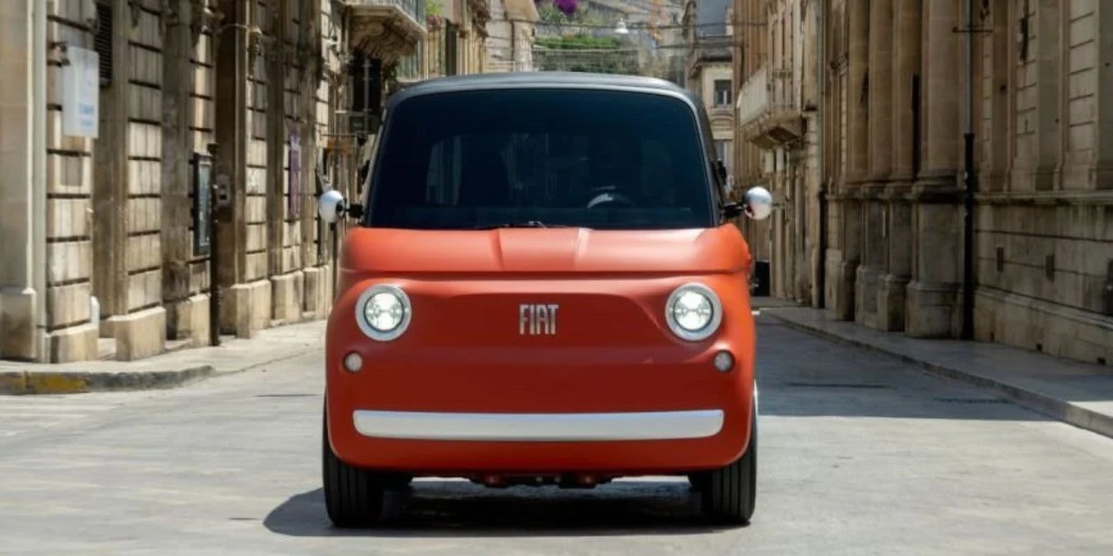 Roter Fiat Topolino frontal.