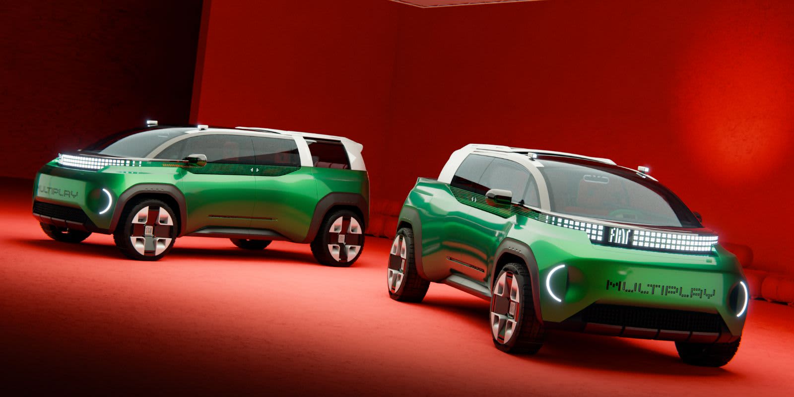 Zwei grüne Fiat Multiplays frontal seitlich vor einem roten Hintergrund.
