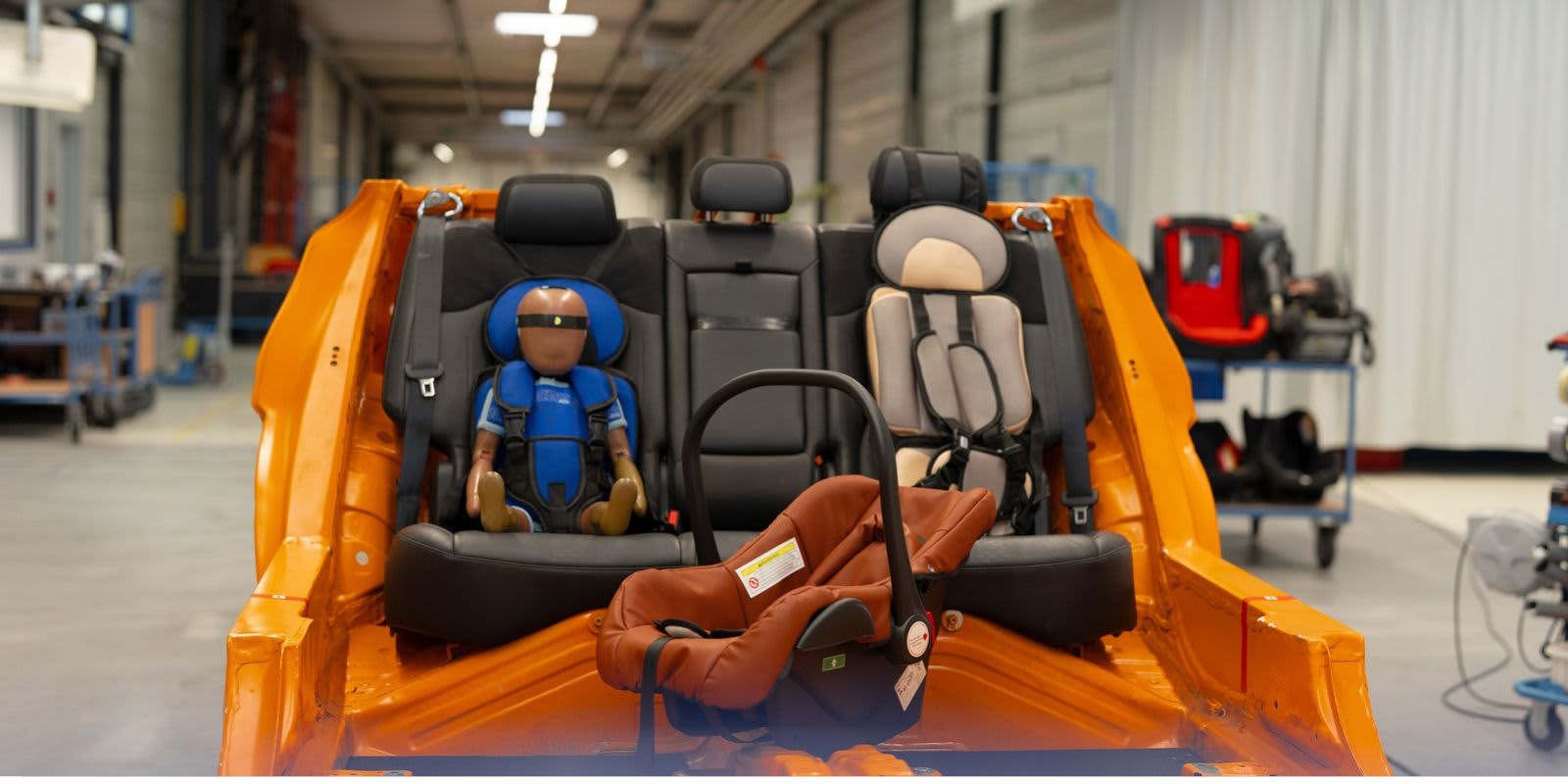 ADAC Kindersitztest mit Kinderpuppen.