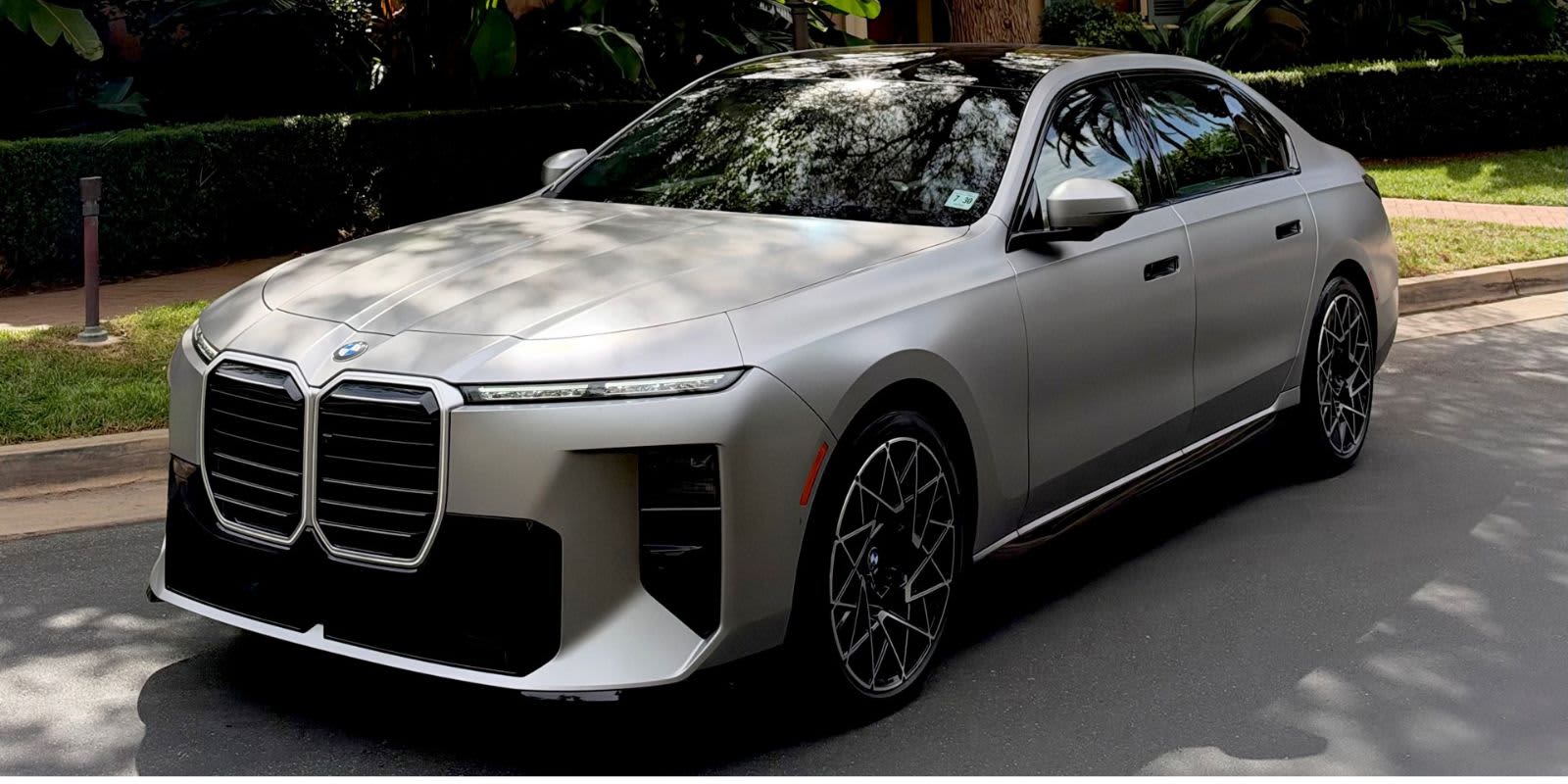 Ein silberner Bmw 7er von vorne auf einer Straße.