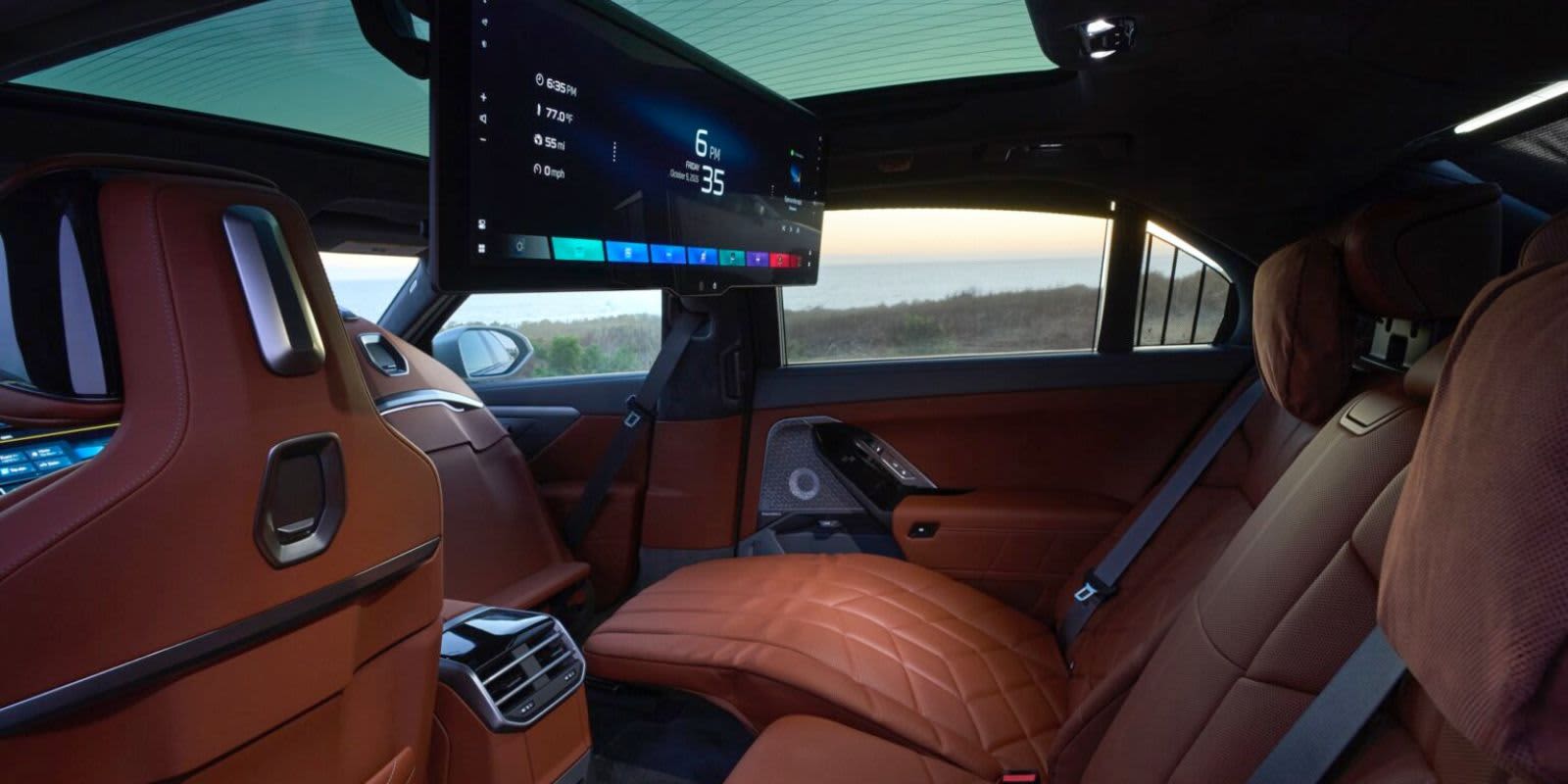 Bmw 7er Innenraum Rücksitze und Bildschirm.
