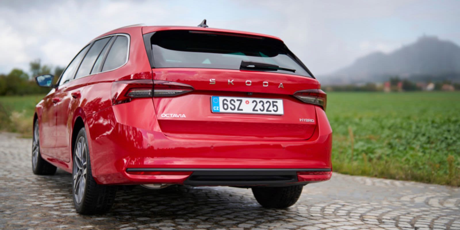 Roter Skoda Octavia Heck.