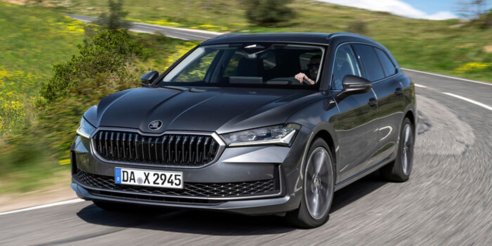 Silberner Skoda Superb Front.