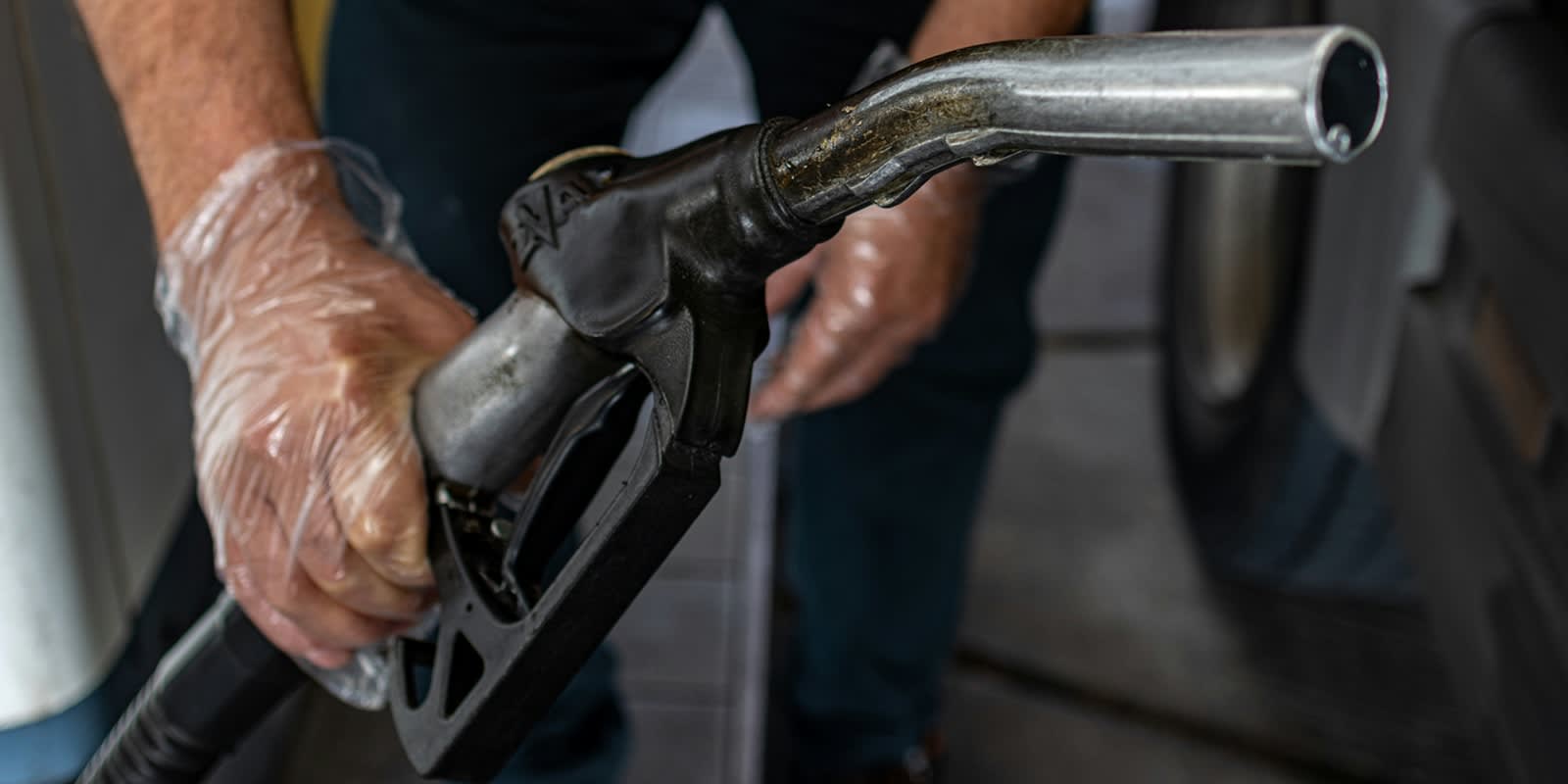 Tanken mit Handschuhen