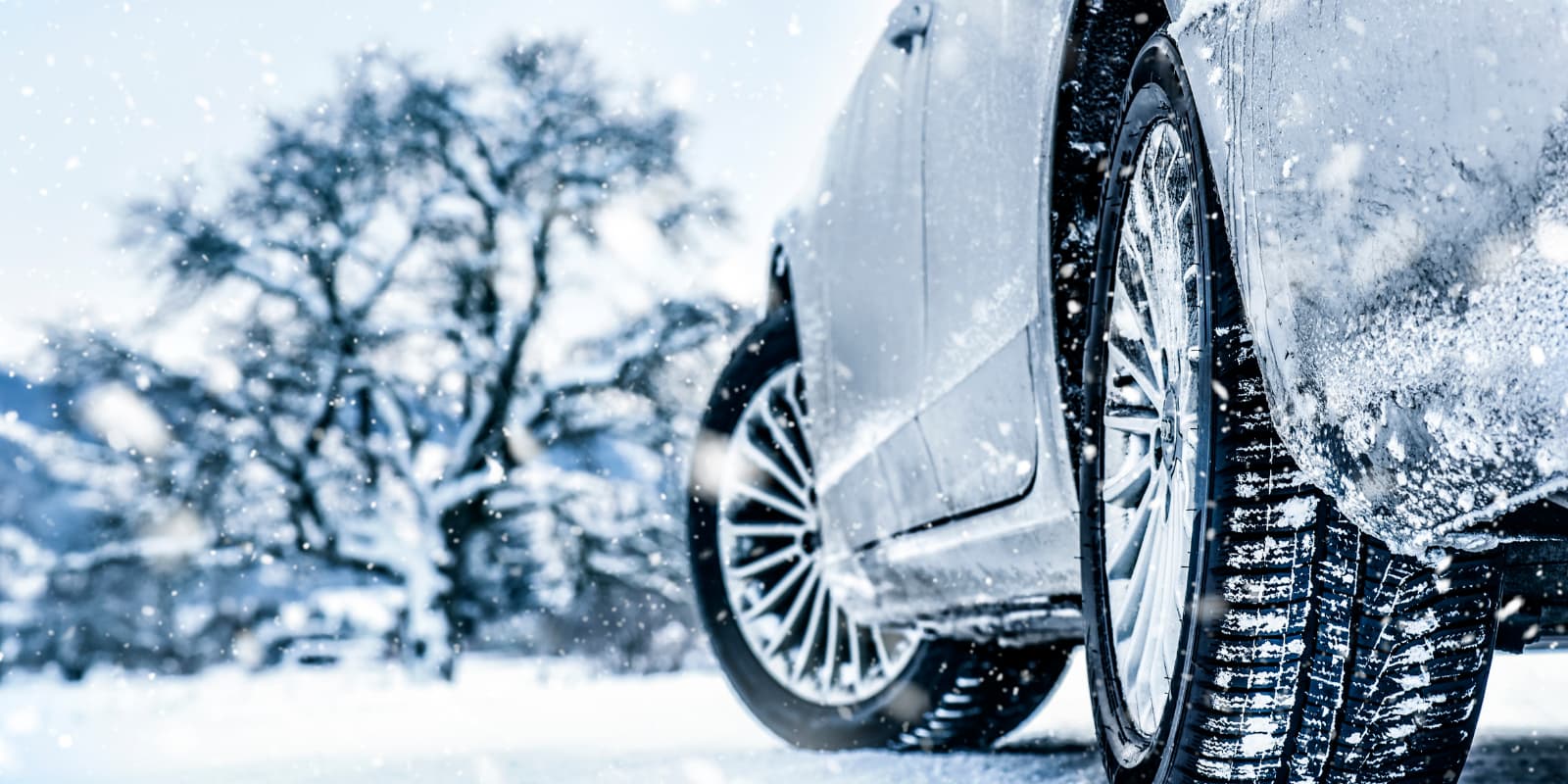 Winterreifen zieht Spur in den Schnee.