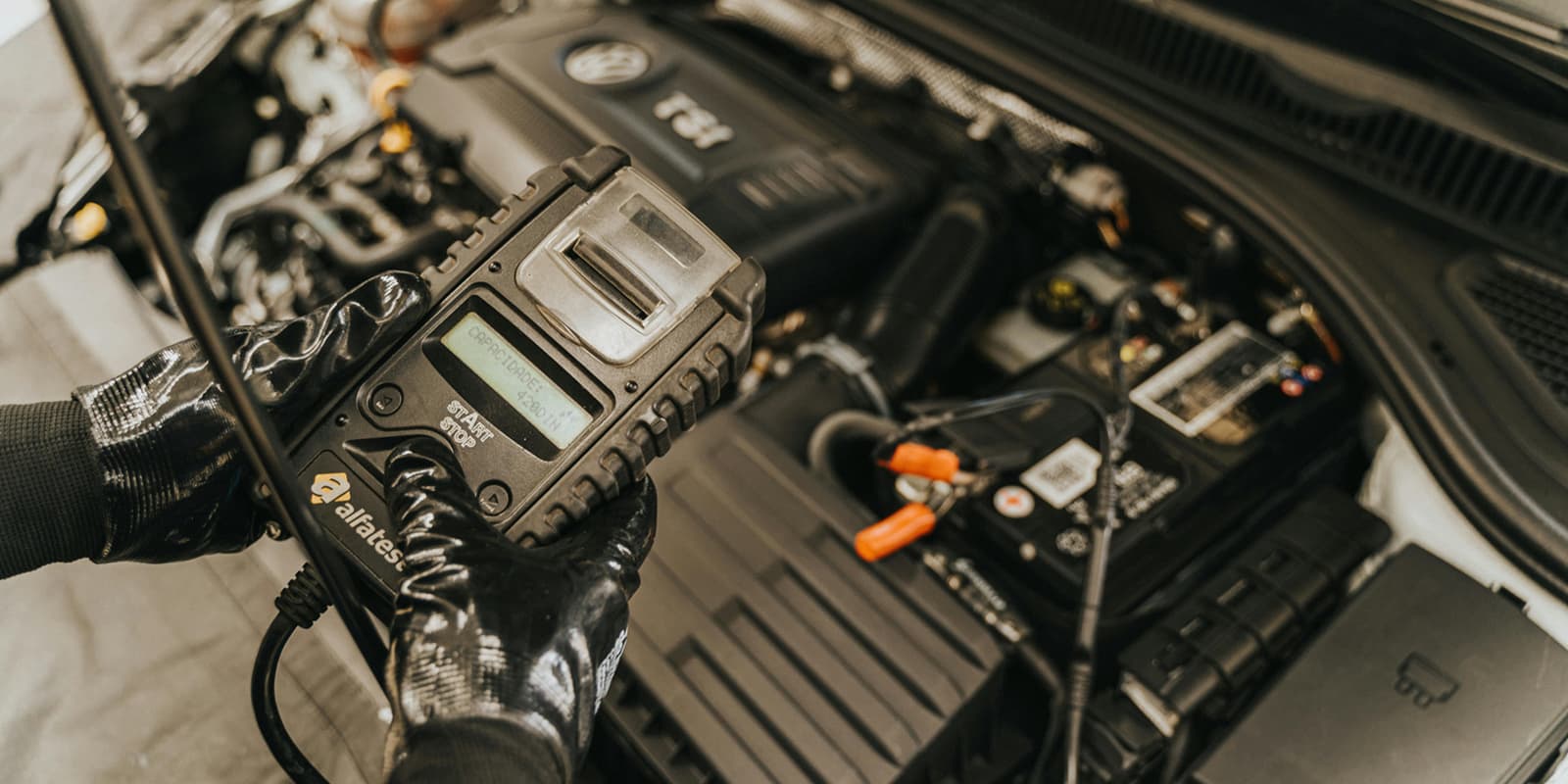 Autobatterie wird getestet