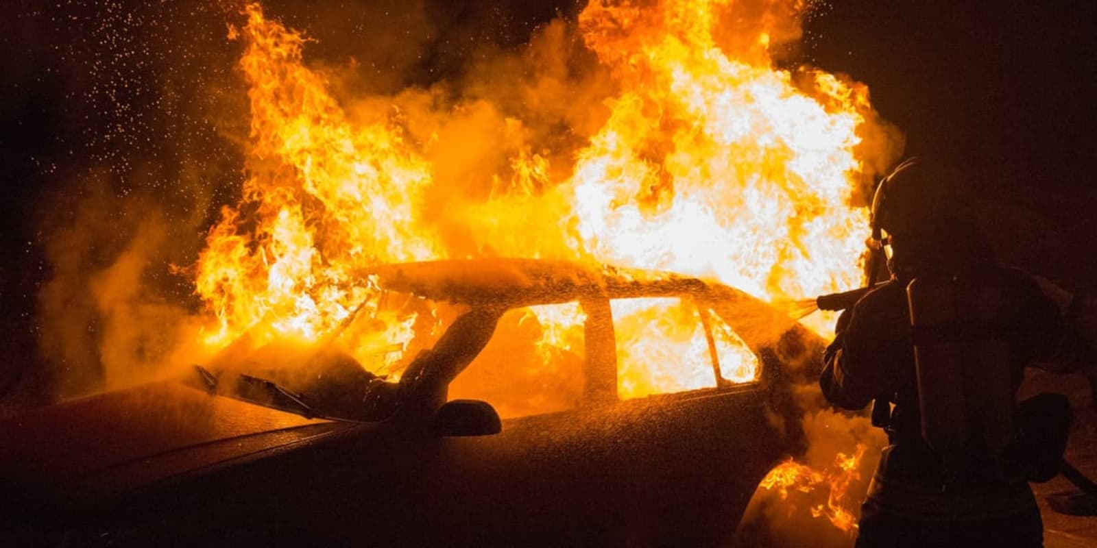 Feuerwerk, Raketen und Böller: So schützt Du Dein Auto an Silvester