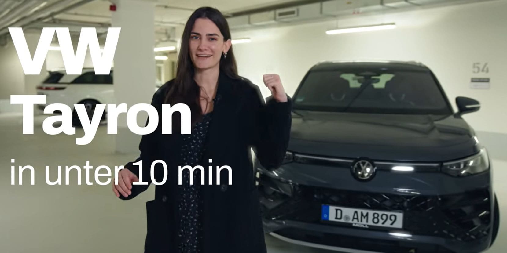 Thumbnail zum Video: VW Tayron Testfahrt. Frau steht vor einem Auto