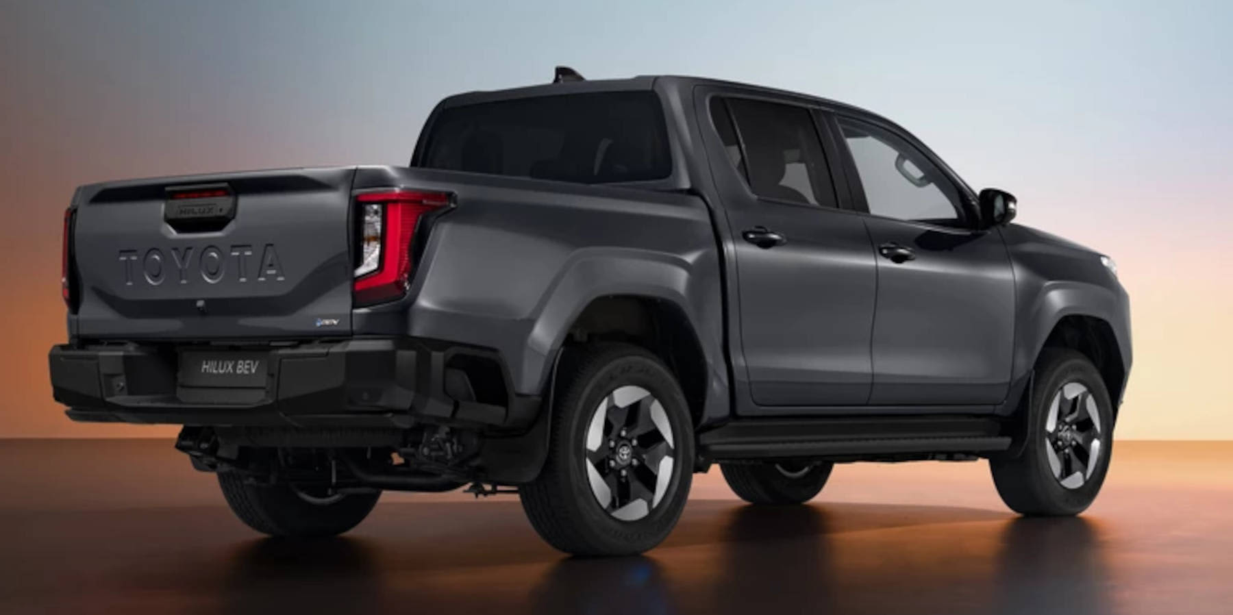 Toyota Hilux BEV Heck seitlich