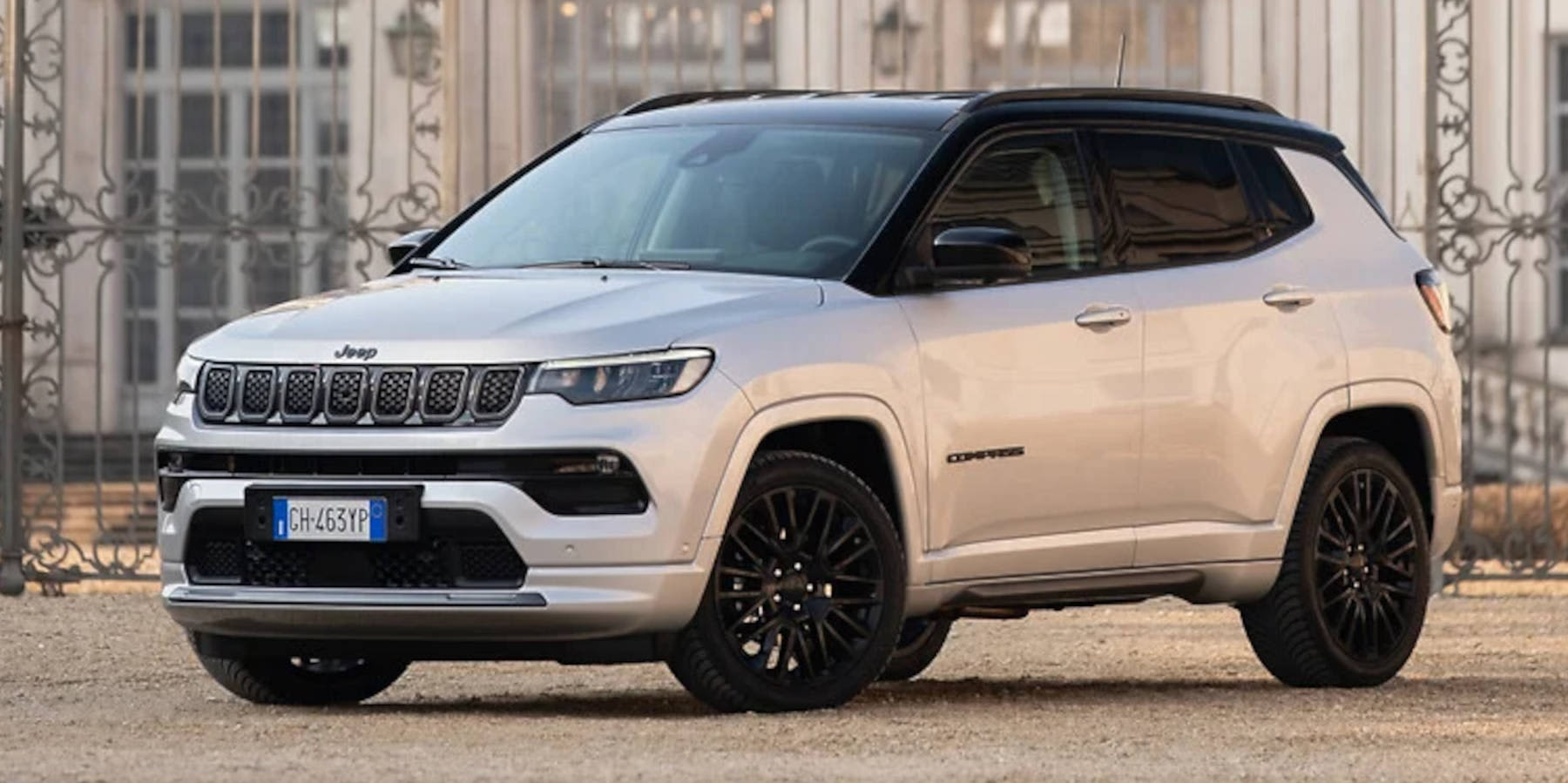 Jeep Compass e-Hybrid seitliche Frontansicht