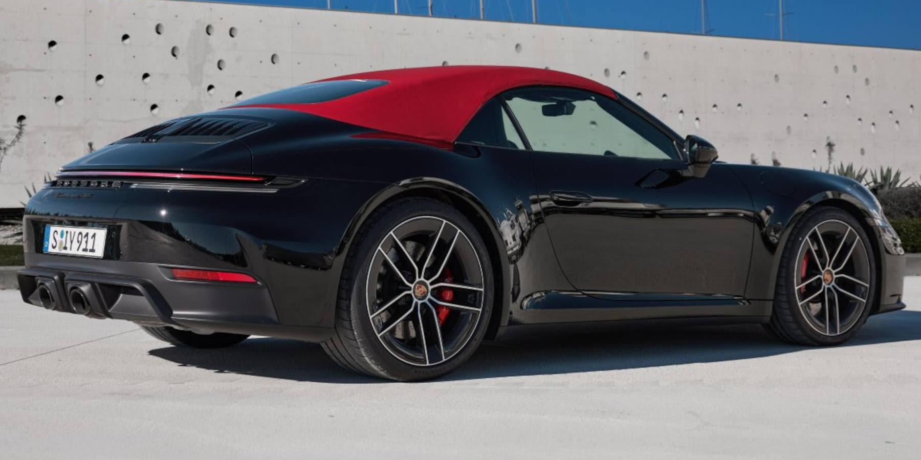 Porsche 911 Cabriolet seitliche Heckansicht 