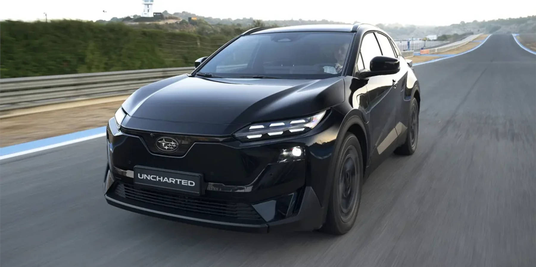 Subaru Uncharted Front: fahrend auf der Straße