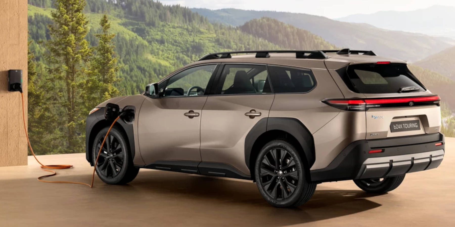 Toyota bZ4X Touring seitliche Heckansicht