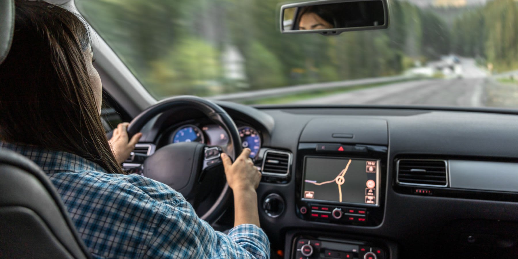 Probefahrt Frau im Auto am Steuer