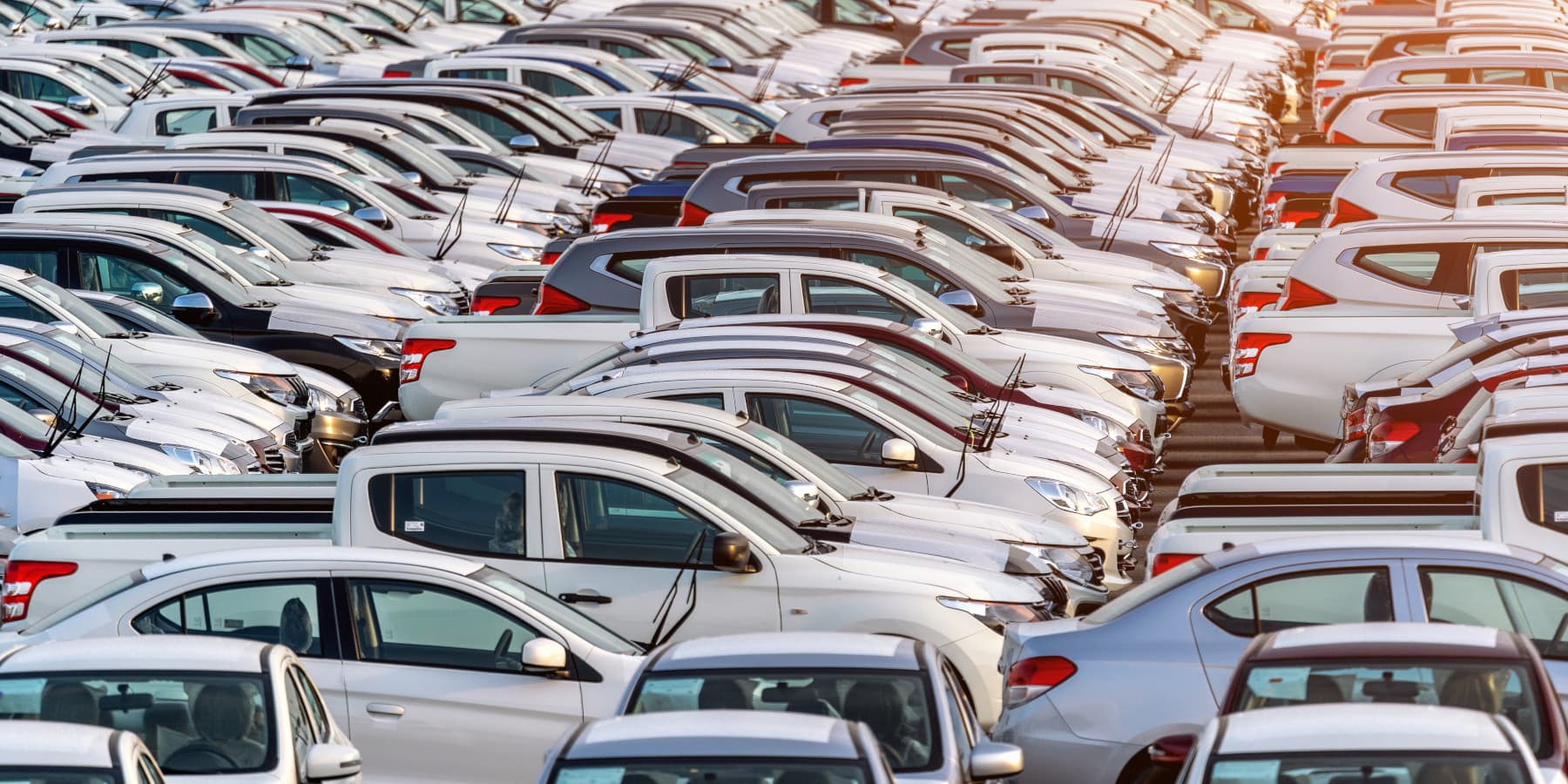Parkplatz mit vielen Autos