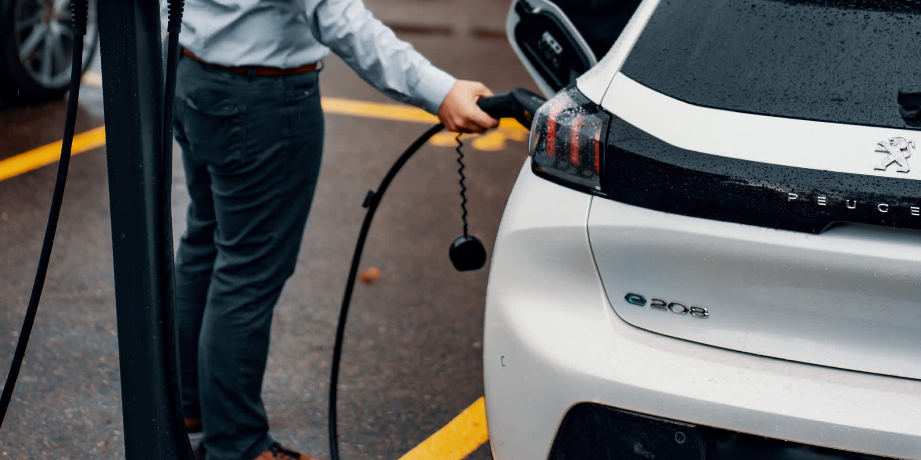 Peugeot e-208 Elektroauto wird mit Stecker aufgeladen