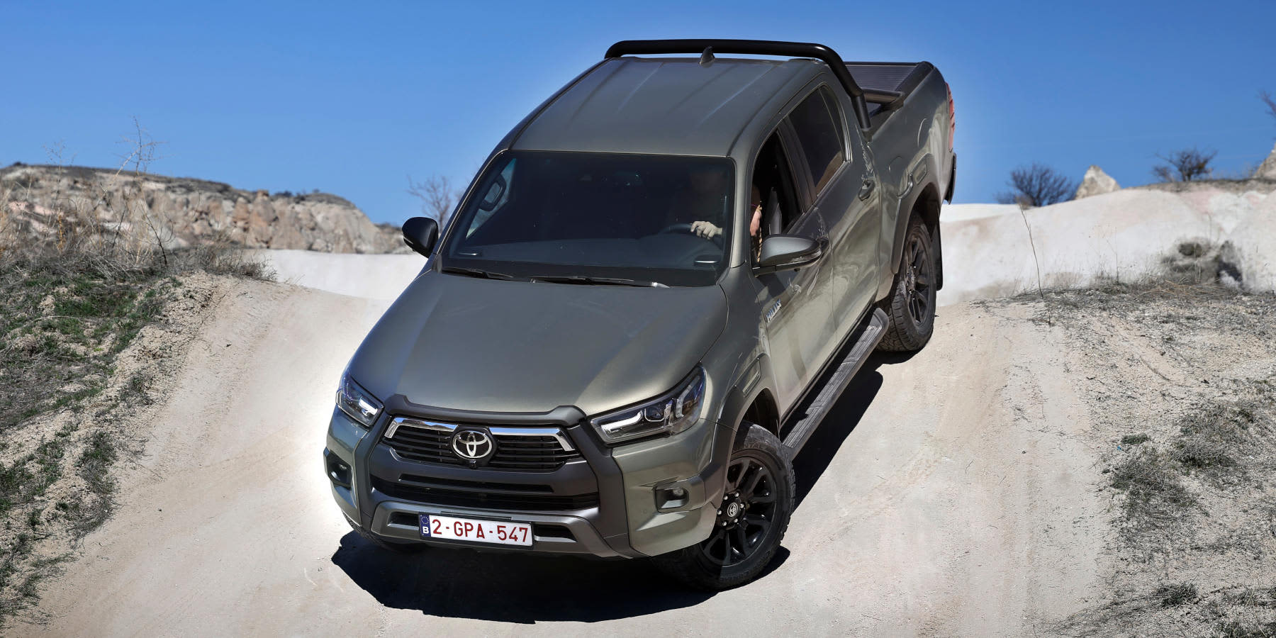 Toyota Hilux 48V-Mild-Hybrid Geländefahrt Berg runter Front