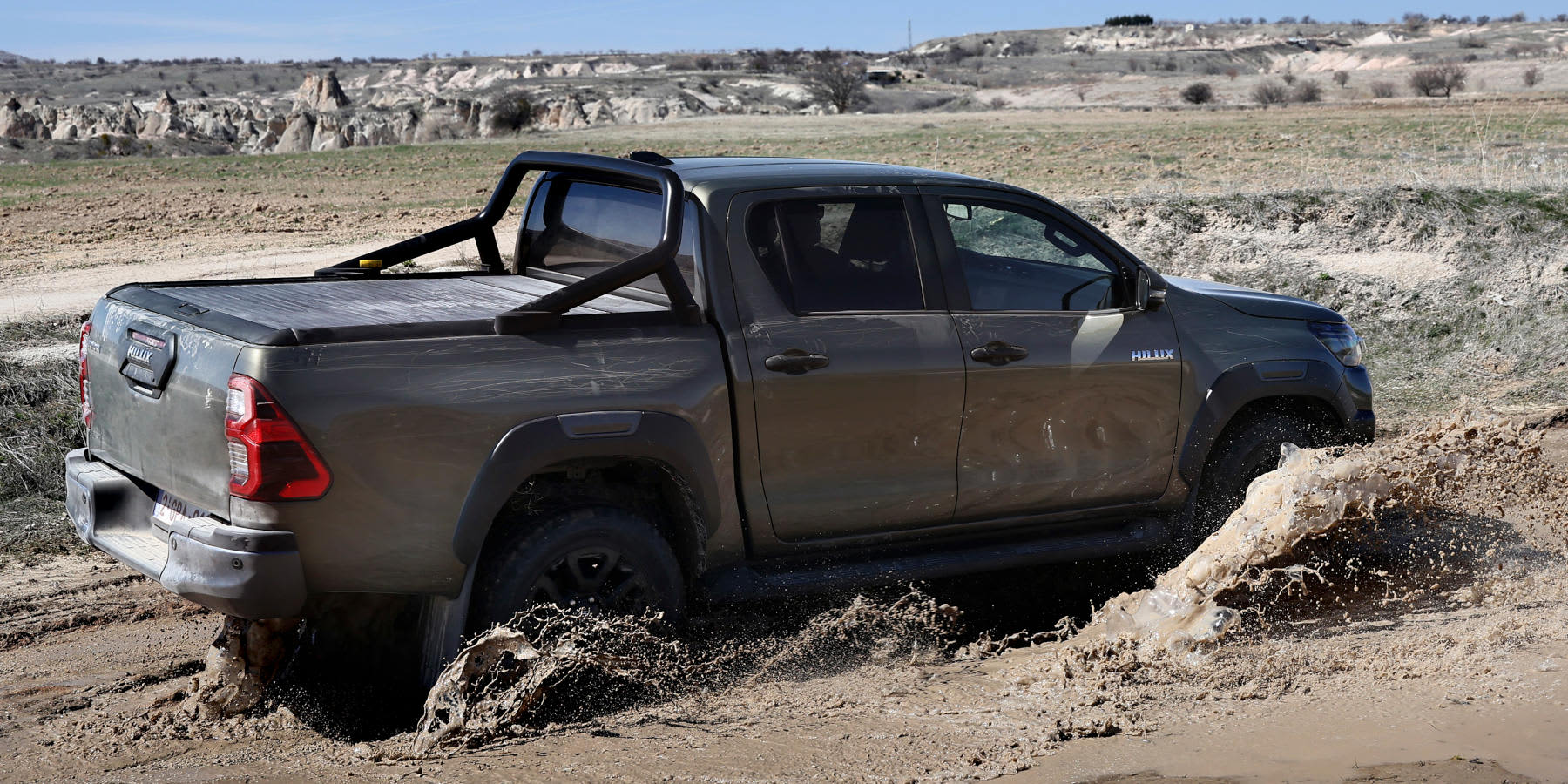 Toyota Hilux 48V-Mild-Hybrid Geländefahrt Wasser Heck