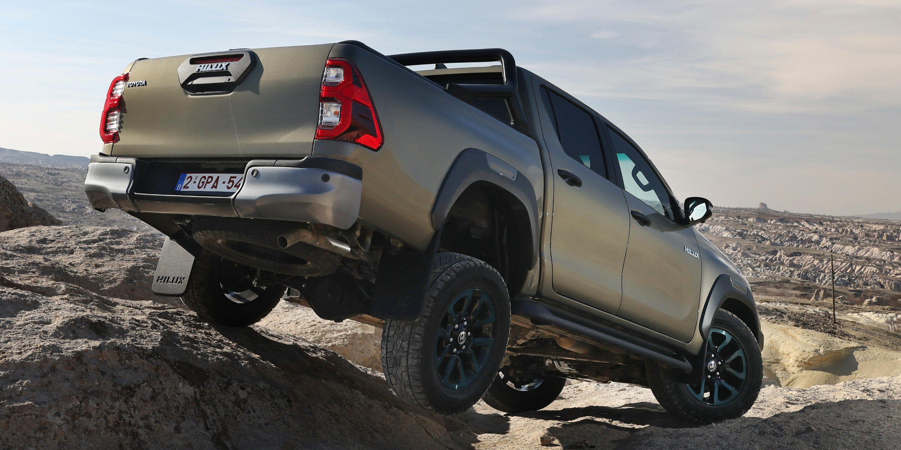 oyota Hilux 48V-Mild-Hybrid Geländefahrt Berg runter Heck