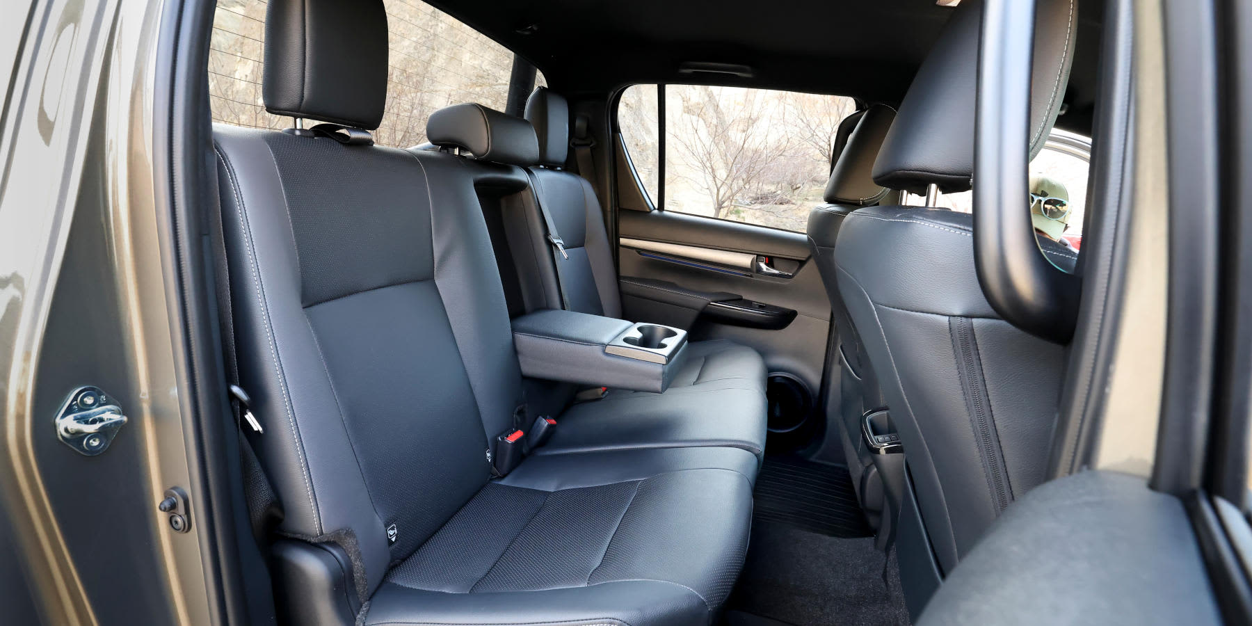Toyota Hilux 48V-Mild-Hybrid Rückbank Sitze grau