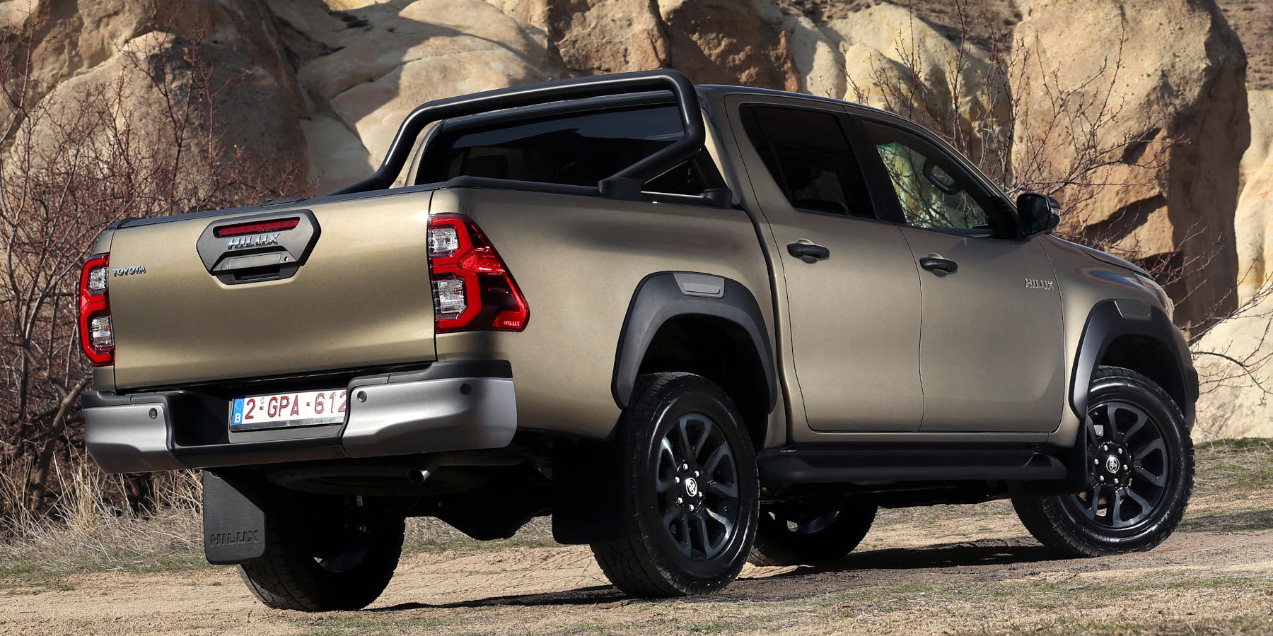 Toyota Hilux 48V-Mild-Hybrid Heck schräg seitlich