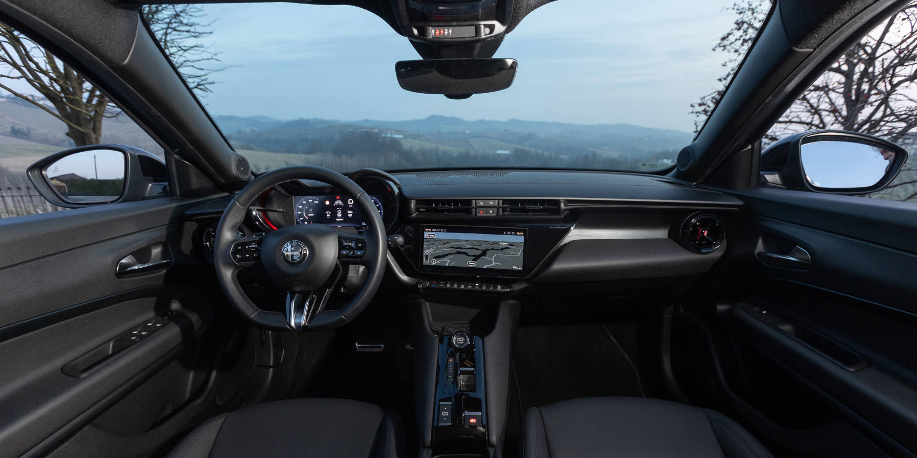 Alfa Romeo Junior Ibrida Q4 Hybrid Innenraum Übersicht