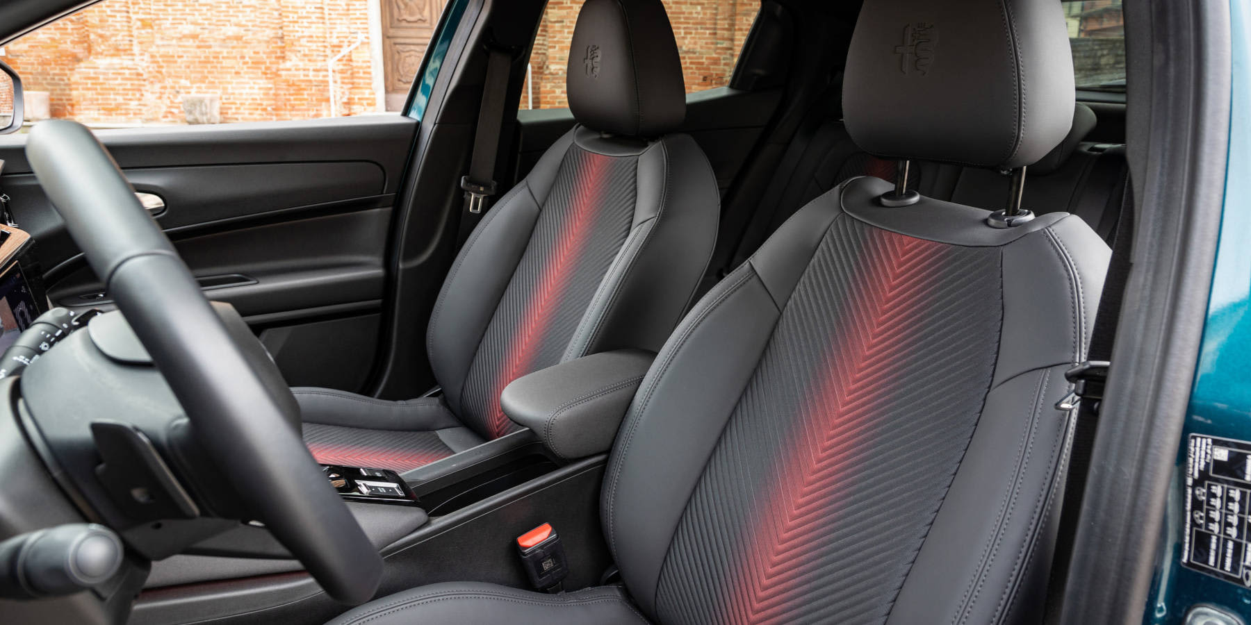 Alfa Romeo Junior Ibrida Q4 Hybrid Innenraum Sitze vorne