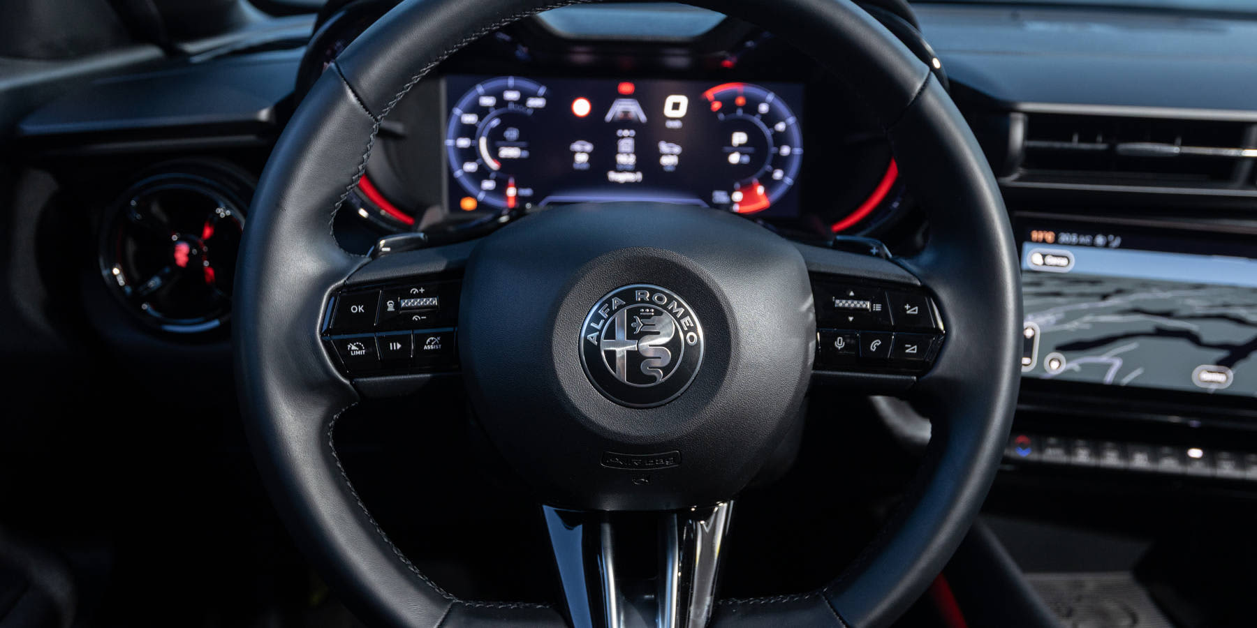 Alfa Romeo Junior Ibrida Q4 Hybrid Innenraum Lenkrad