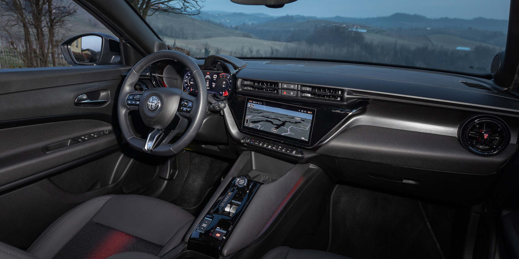 Alfa Romeo Junior Ibrida Q4 Hybrid Innenraum Blick schräg vom Beifahrersitz