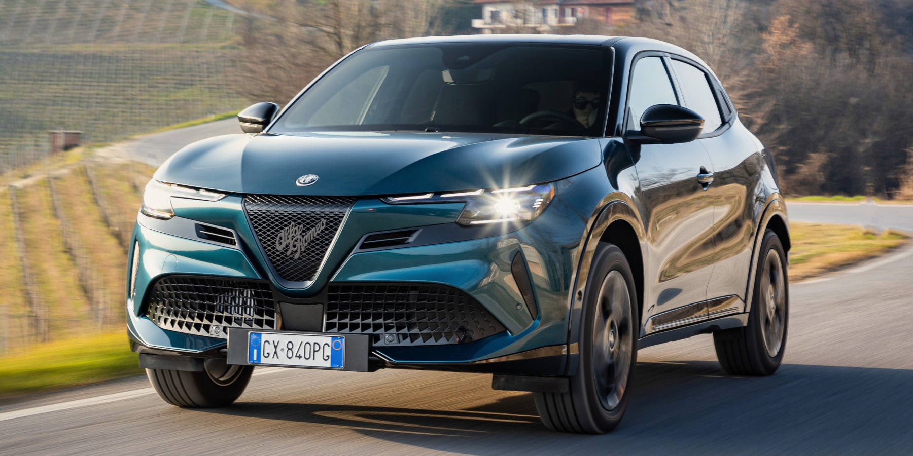 Alfa Romeo Junior Ibrida Q4 Hybrid Front Licht an