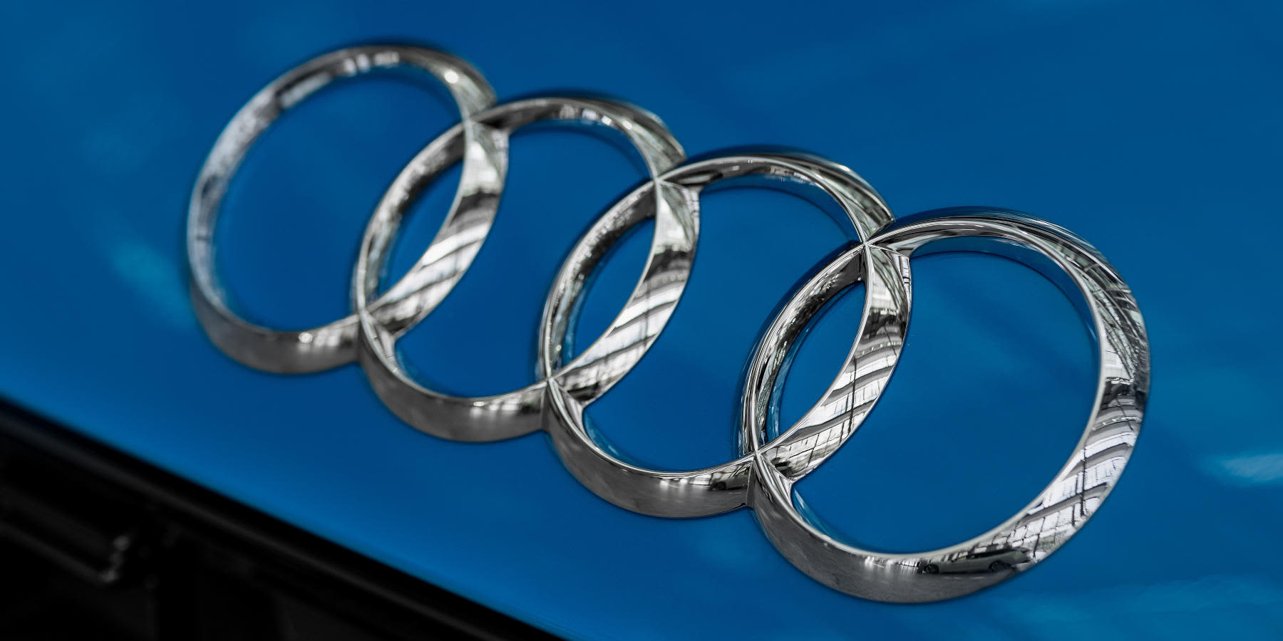 Audi Logo: Ringe auf blauer Motorhaube