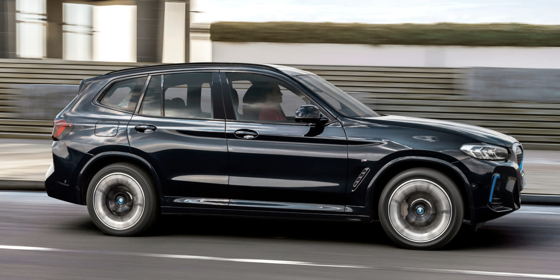 BMW iX3 in Fahrt auf der Straße