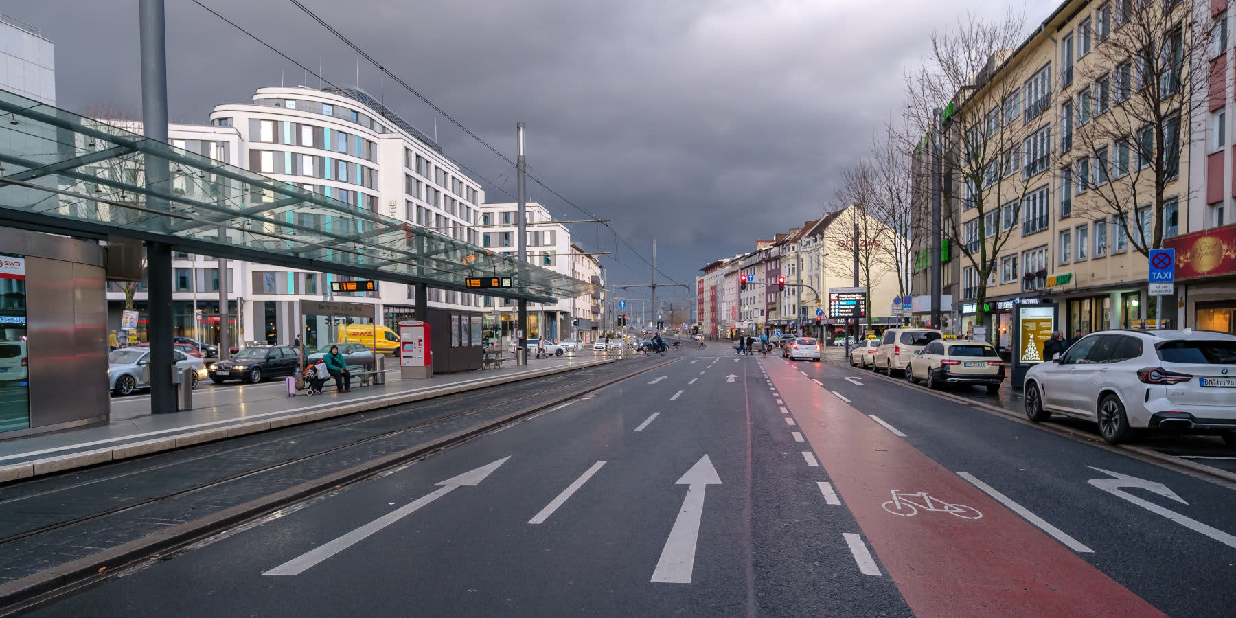 Bonn Blick auf den Suttner-Platz mit grauem Himmel
