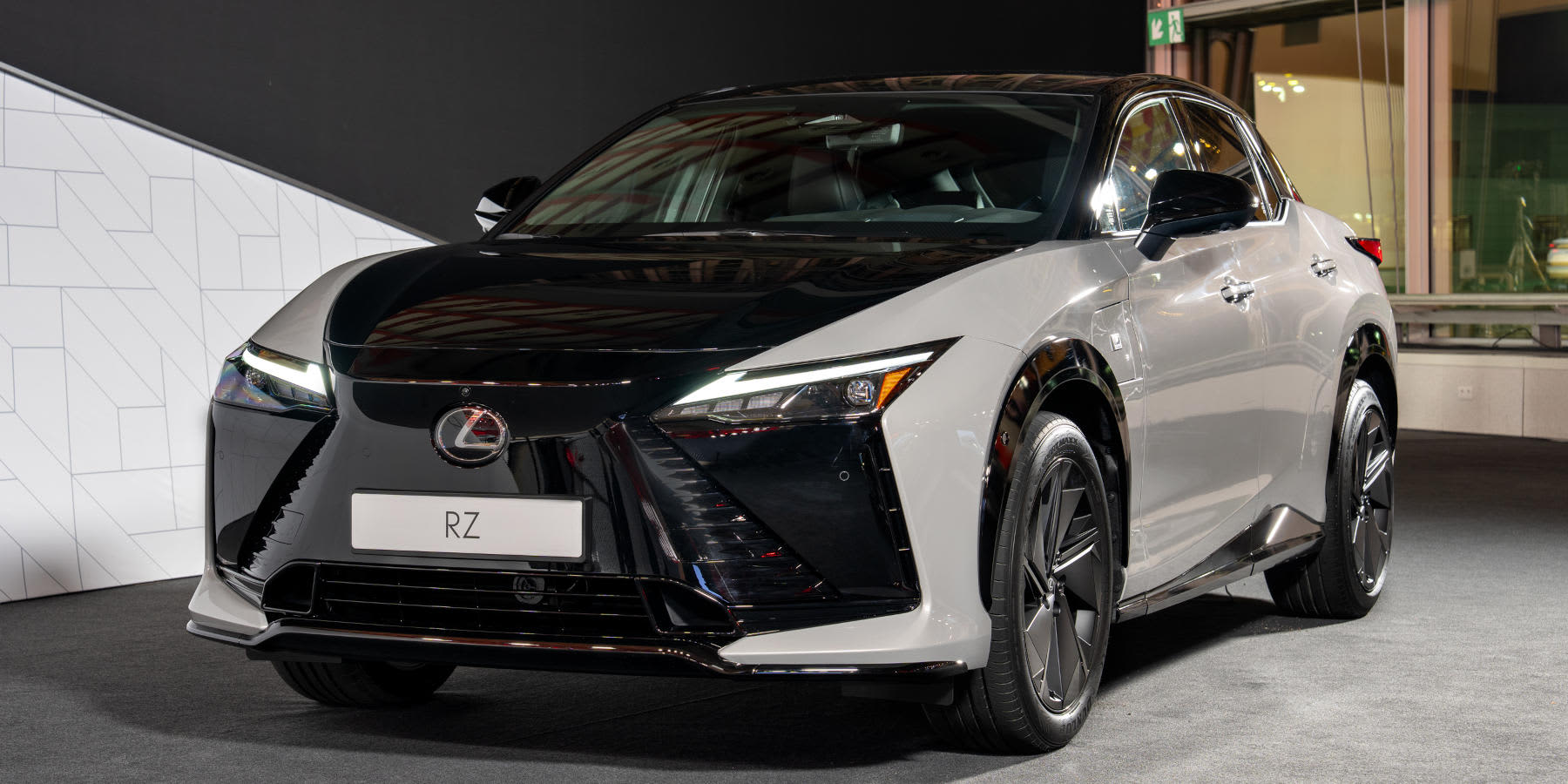 Lexus RZ Ansicht schräg von vorne