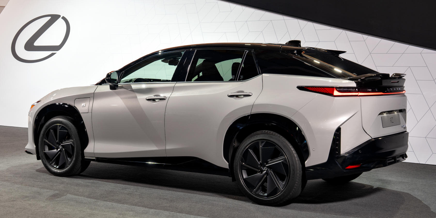 Lexus RZ seitliche Heckansicht