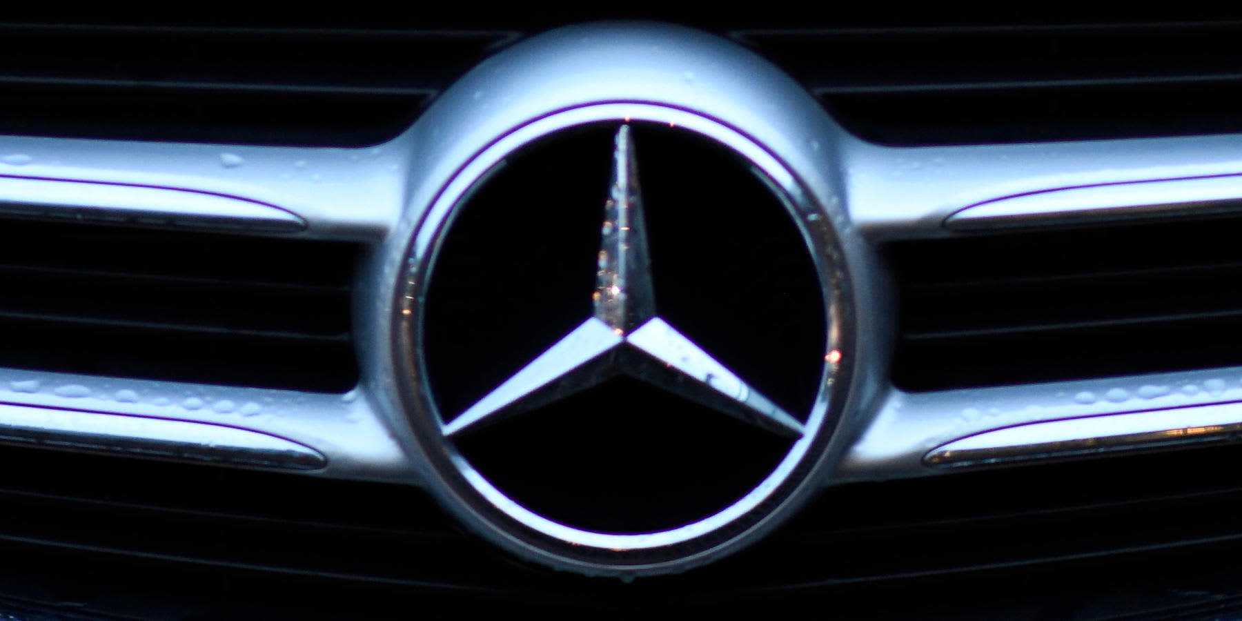 Mercedes-Benz Logo: Stern auf Kühlergrill