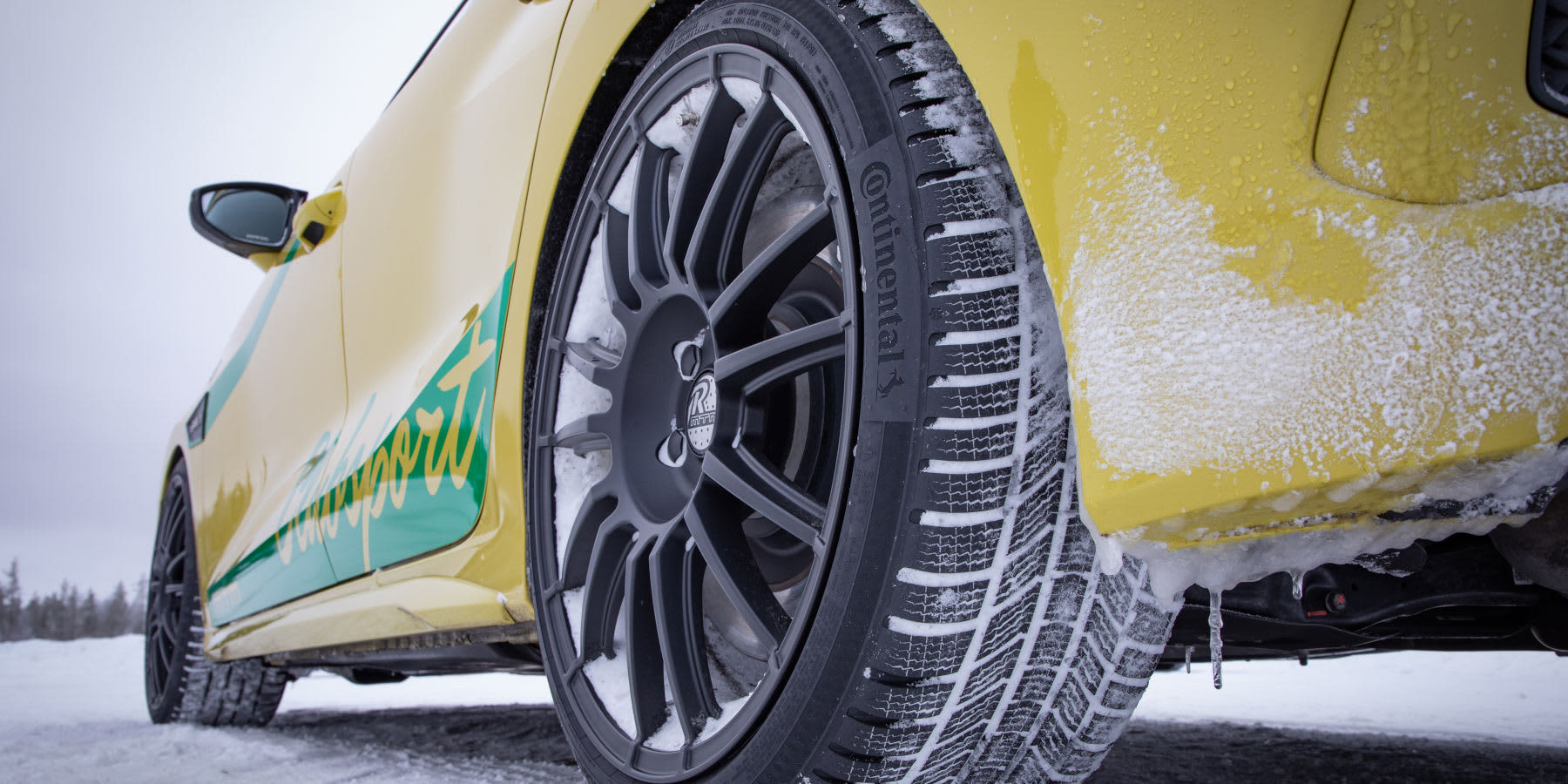 Gelbes Auto mir Ganzjahresreifen im Schnee
