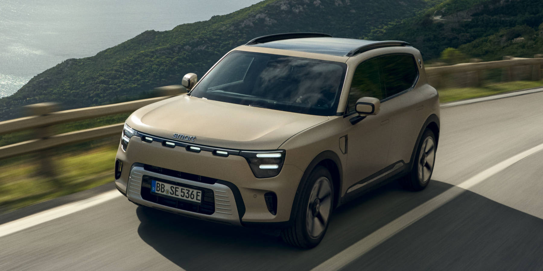 Smart #5 in Fahrt auf Straße Frontansicht