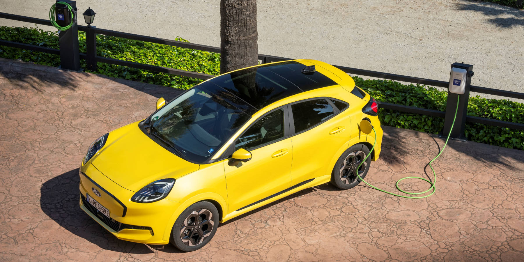 Ford Puma Gen-E Aufladen Wallbox Vogelperspektive
