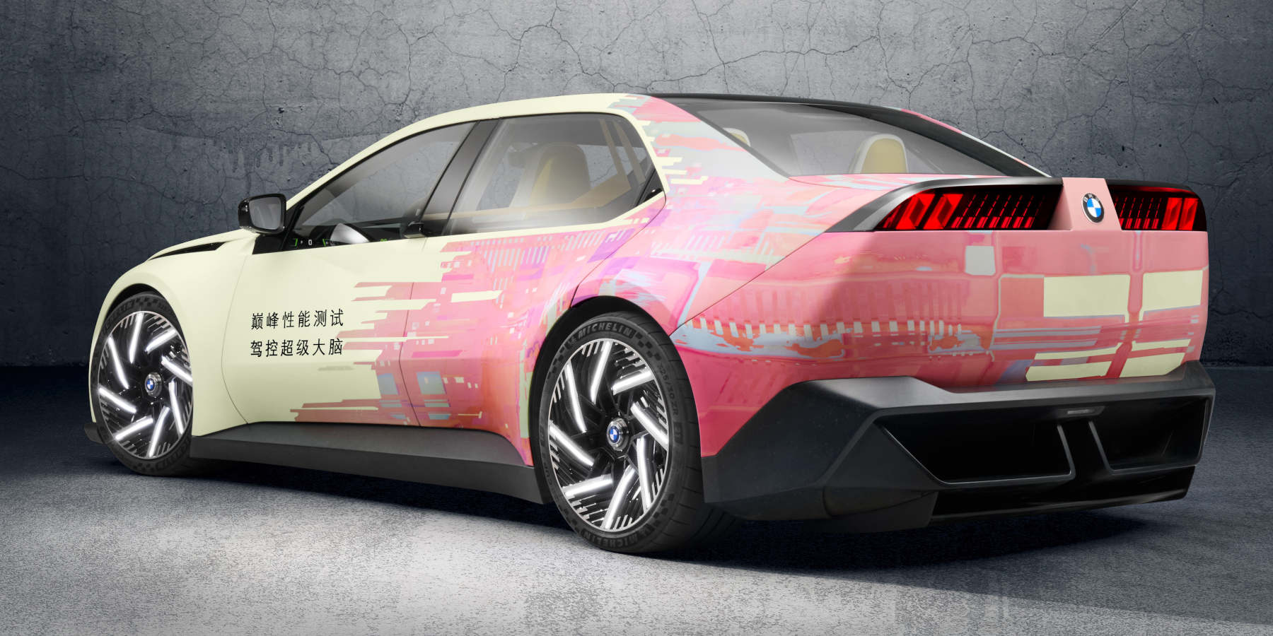 BMW Vision Driving Experience Heckansicht seitlich