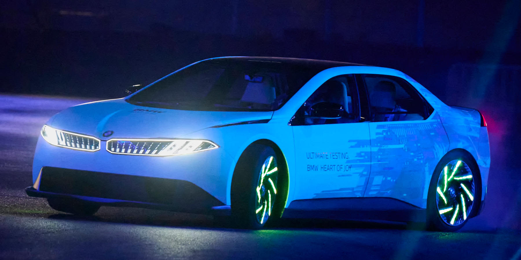 BMW Vision Driving Experience Front seitlich Licht an